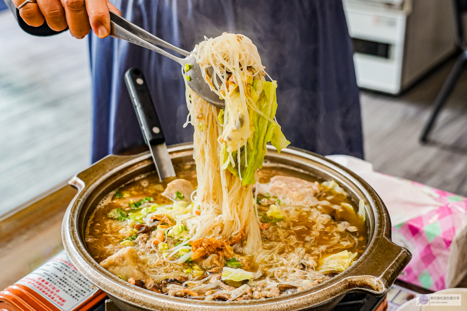 桃園美食-三街海鮮屋-免費鵝油拌飯吃到飽！在地老饕推薦的平價熱炒合菜店，芋香米粉鍋料超多/鄰近桃園愛買 @靜兒貪吃遊玩愛分享