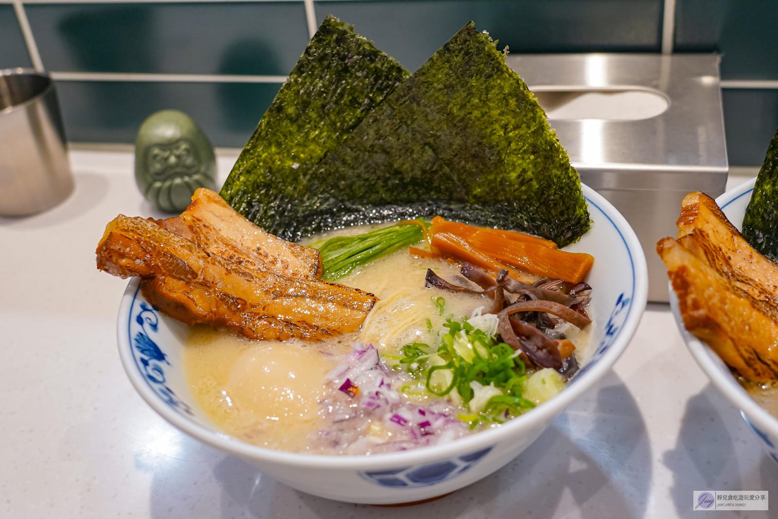 桃園美食-豚嶼拉麵-不說還以為是咖啡廳！日系文青拉麵店，24小時精心熬煮湯頭，酥脆冰花燒餃子必點/鄰近藝文特區 @靜兒貪吃遊玩愛分享