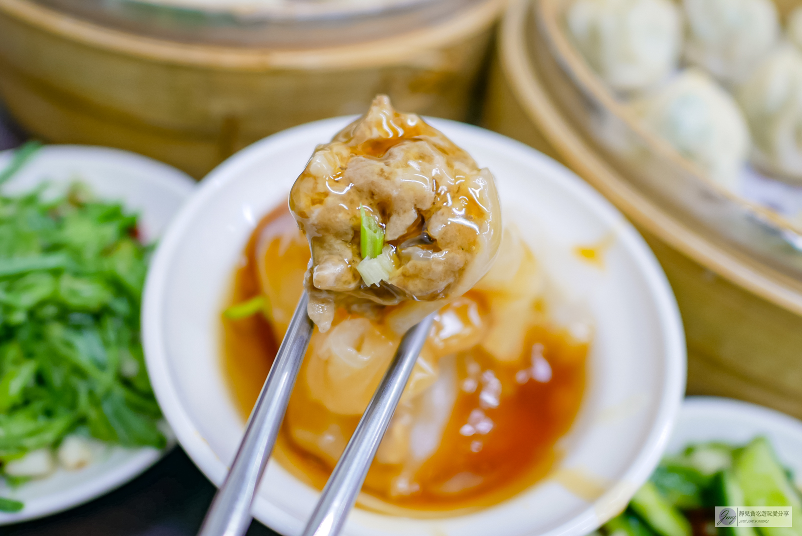 新北三芝美食-老地方-在地人氣排隊美食！號稱三芝鼎泰豐，皮薄多汁手工小籠湯包，一籠100元/鄰近三芝郵局 @靜兒貪吃遊玩愛分享