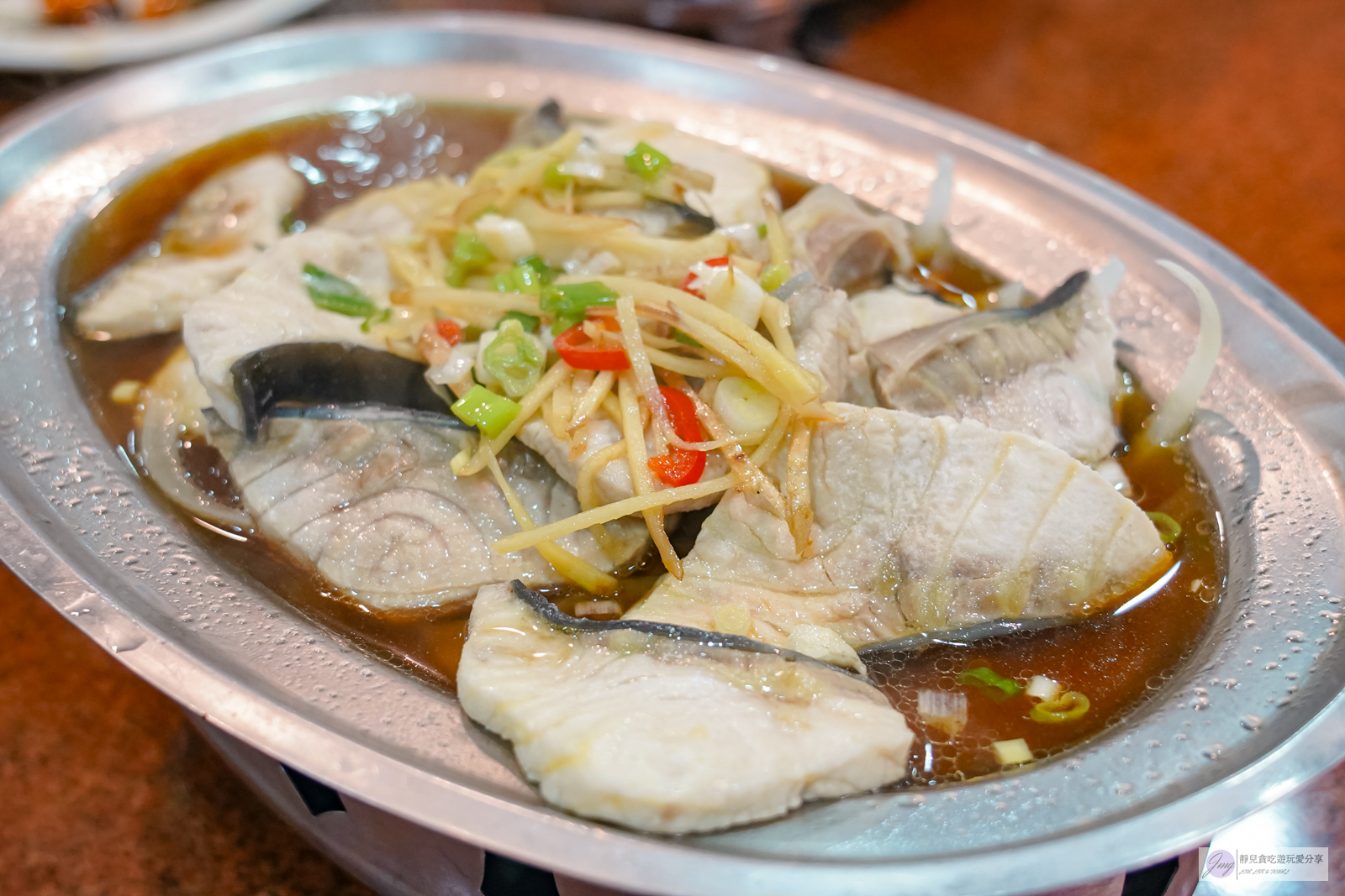 桃園龍潭美食-全家鱘龍活魚餐廳-鱘龍魚6吃，一個人不到450元，內用豬油拌飯吃到飽，附停車場/鄰近石門水庫 @靜兒貪吃遊玩愛分享