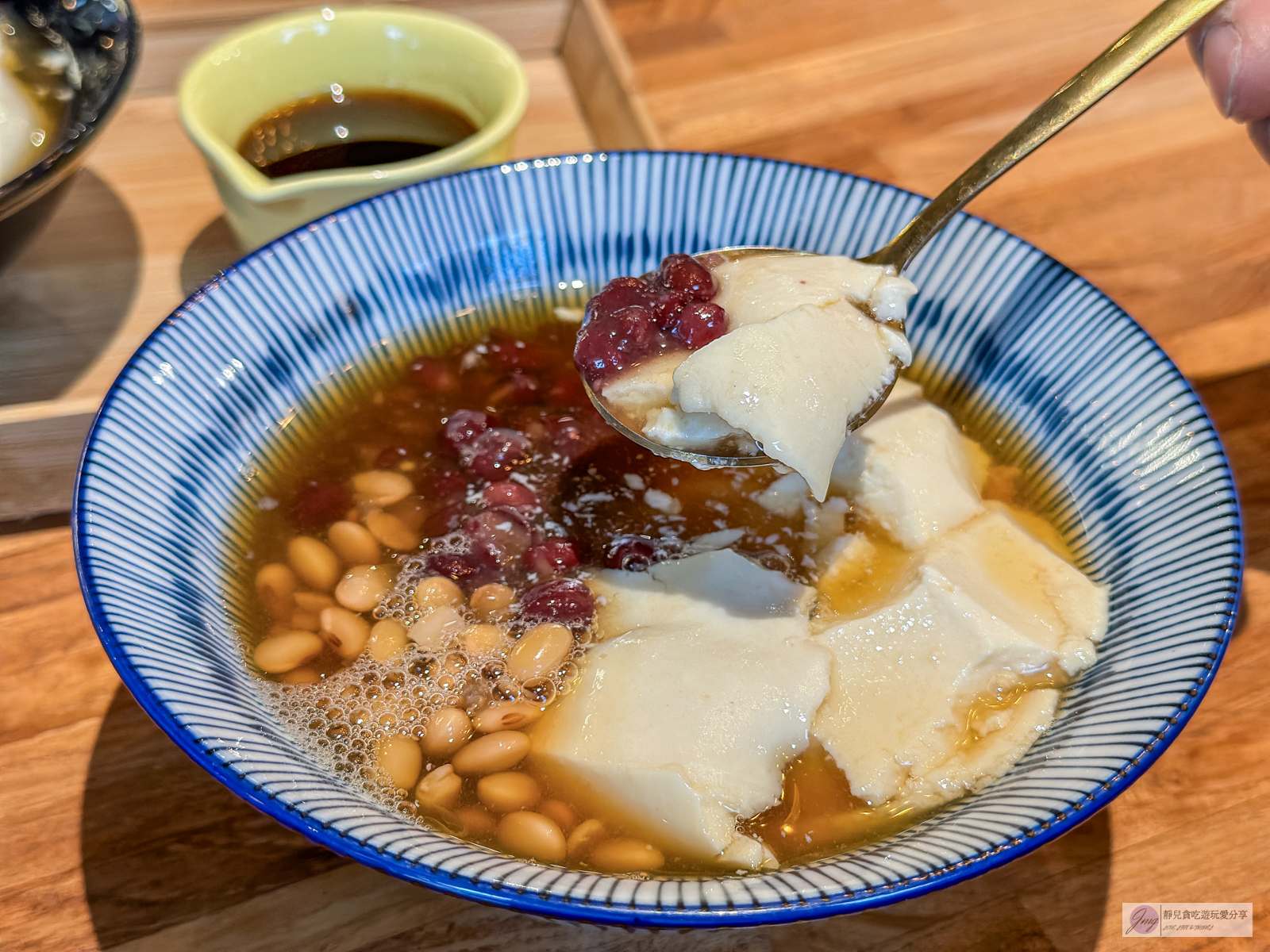 台東池上美食-池上豆之間-農會舊穀倉改建的文青小店！多達7種口味豆花、9種創意豆包捲、豆皮豆漿專賣店/鄰近池上火車站 @靜兒貪吃遊玩愛分享