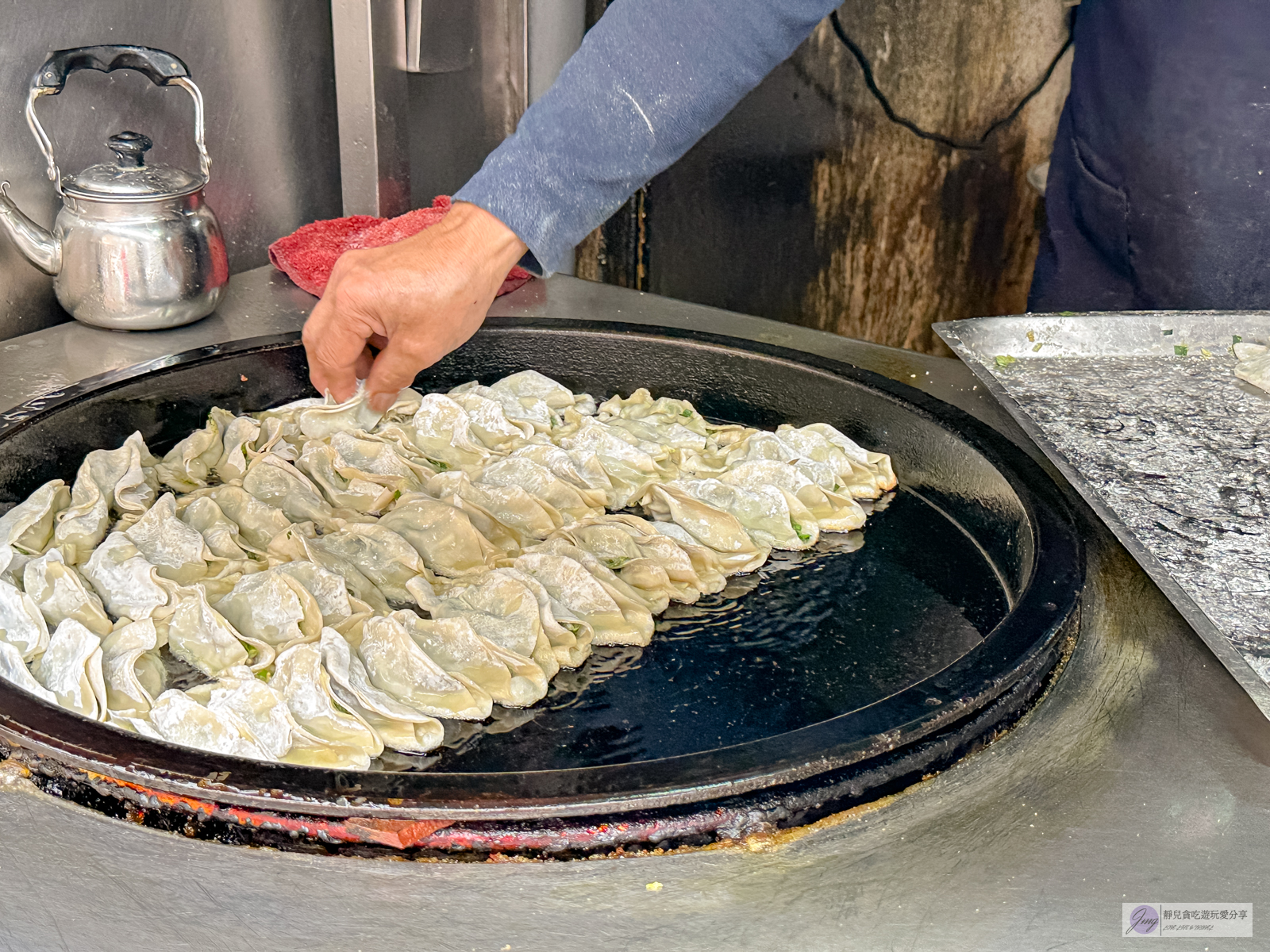 苗栗苑裡美食-苑裡煎餃-在地隱藏版！心目中第一名煎餃，一顆6元亂包煎餃酥脆如餅乾/鄰近苑裡市場 @靜兒貪吃遊玩愛分享