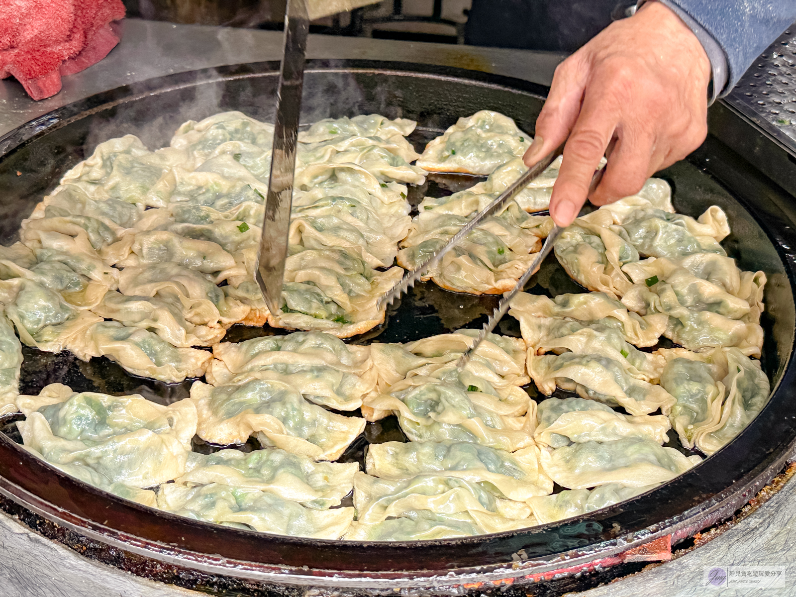 苗栗苑裡美食-苑裡煎餃-在地隱藏版！心目中第一名煎餃，一顆6元亂包煎餃酥脆如餅乾/鄰近苑裡市場 @靜兒貪吃遊玩愛分享