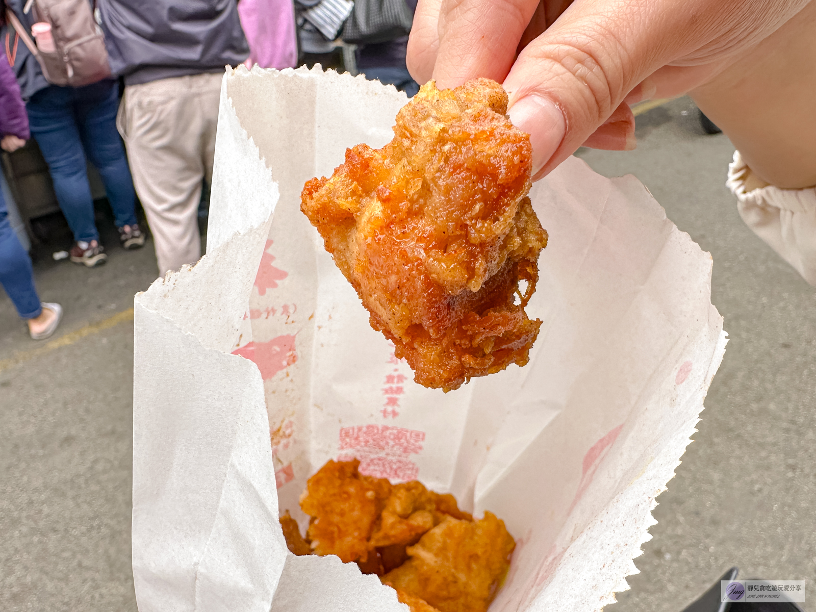 苗栗苑裡美食-耕牛園炸雞-隱藏在市場內！一天只賣5小時，比手速的秒殺炸雞超夯，一起鍋就空盤，雞排只平日販售/苑裡市場 @靜兒貪吃遊玩愛分享