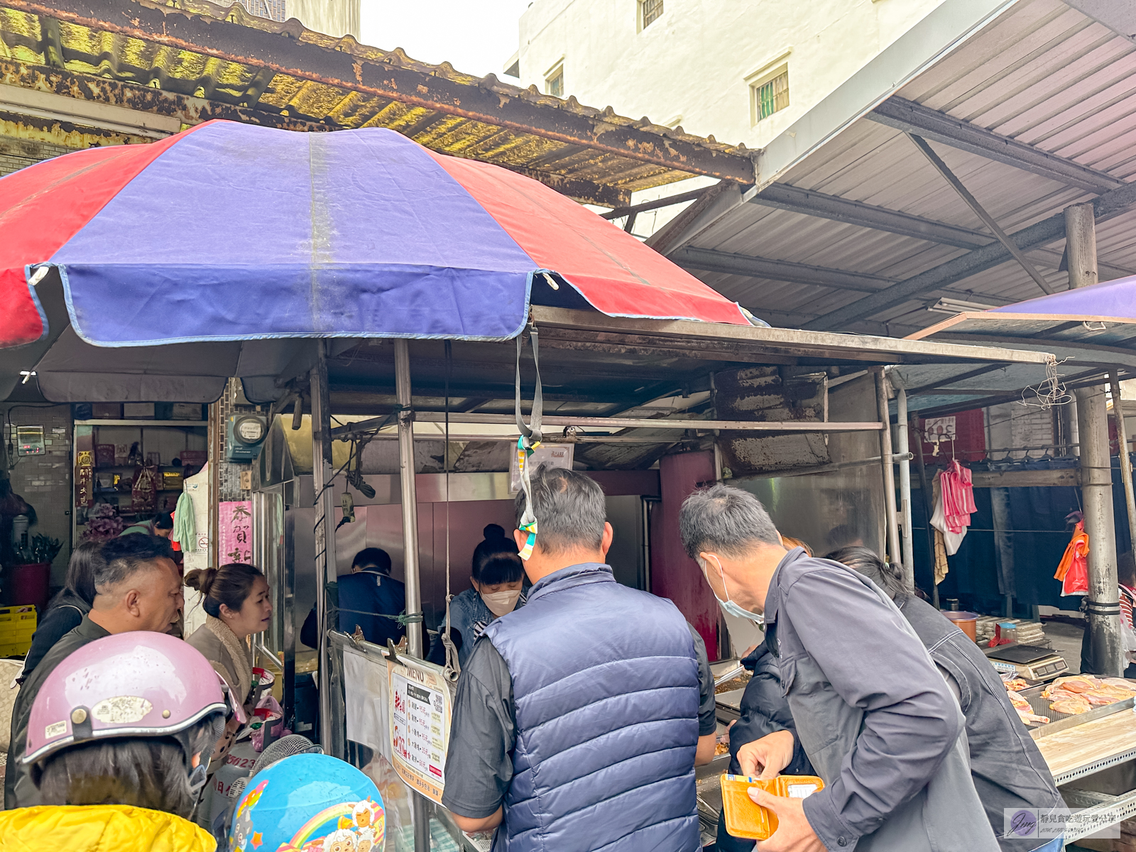 苗栗苑裡美食-耕牛園炸雞-隱藏在市場內！一天只賣5小時，比手速的秒殺炸雞超夯，一起鍋就空盤，雞排只平日販售/苑裡市場 @靜兒貪吃遊玩愛分享