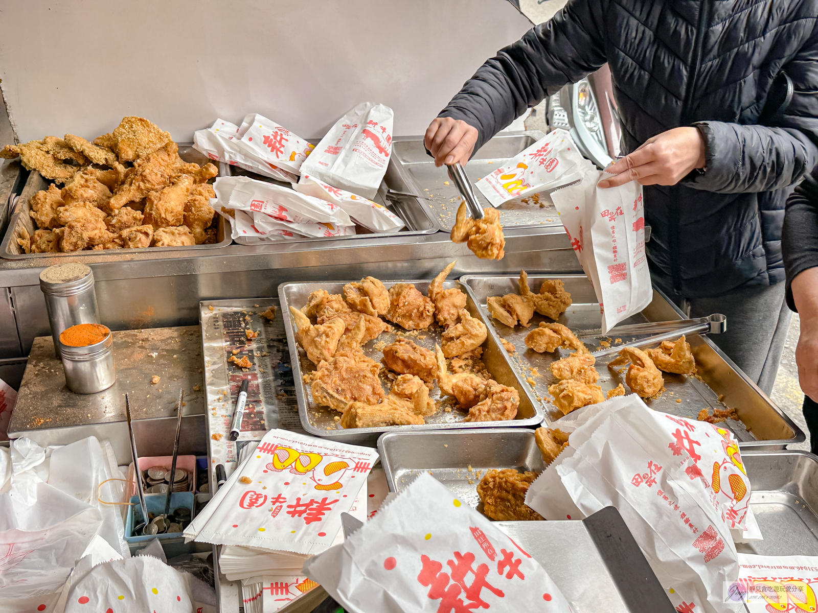 苗栗苑裡美食-耕牛園炸雞-隱藏在市場內！一天只賣5小時，比手速的秒殺炸雞超夯，一起鍋就空盤，雞排只平日販售/苑裡市場 @靜兒貪吃遊玩愛分享