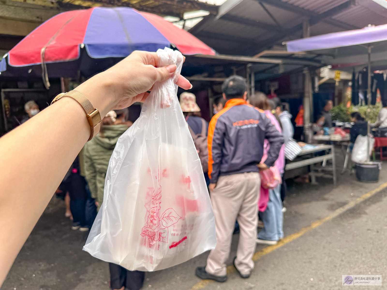 苗栗苑裡美食-耕牛園炸雞-隱藏在市場內！一天只賣5小時，比手速的秒殺炸雞超夯，一起鍋就空盤，雞排只平日販售/苑裡市場 @靜兒貪吃遊玩愛分享