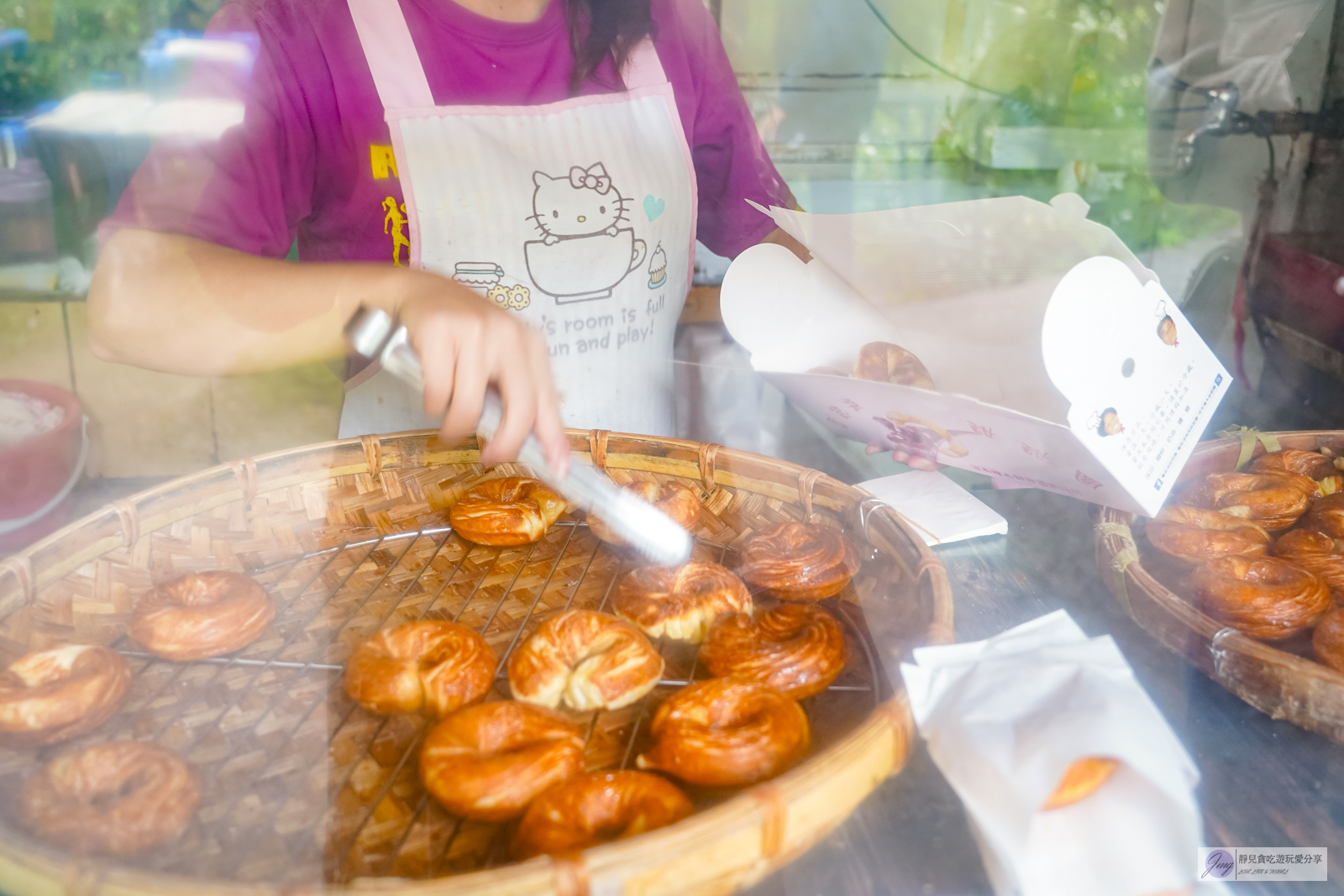 嘉義竹崎美食-百年檜木甜甜圈-百年檜木下！超人氣排隊美食，假日不排1小時買不到，買10送1平均一顆23元/位於奮起湖老街 @靜兒貪吃遊玩愛分享