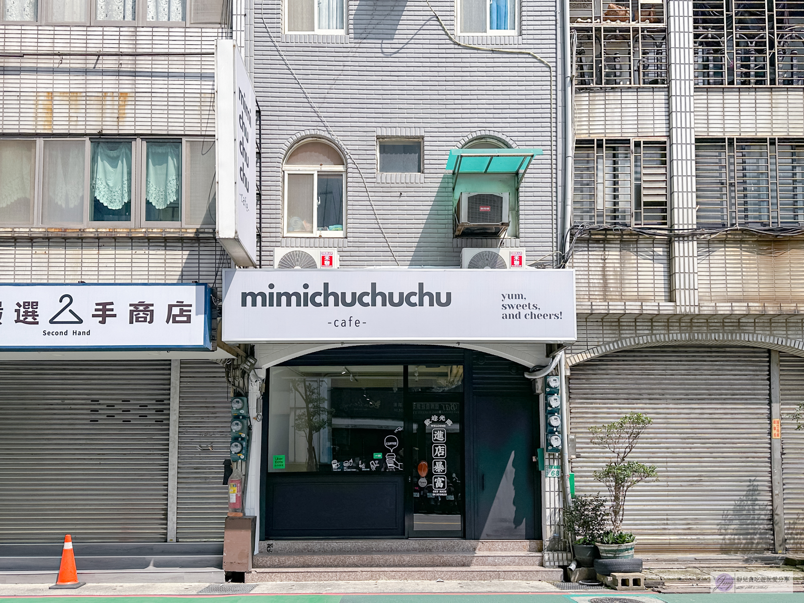 桃園美食-Mimichuchuchu cafe-隱藏在鬧區裡！簡約純白色系咖啡廳，烤焦起司蛋糕超推，熬夜回神水超特別/鄰近藝文特區 @靜兒貪吃遊玩愛分享