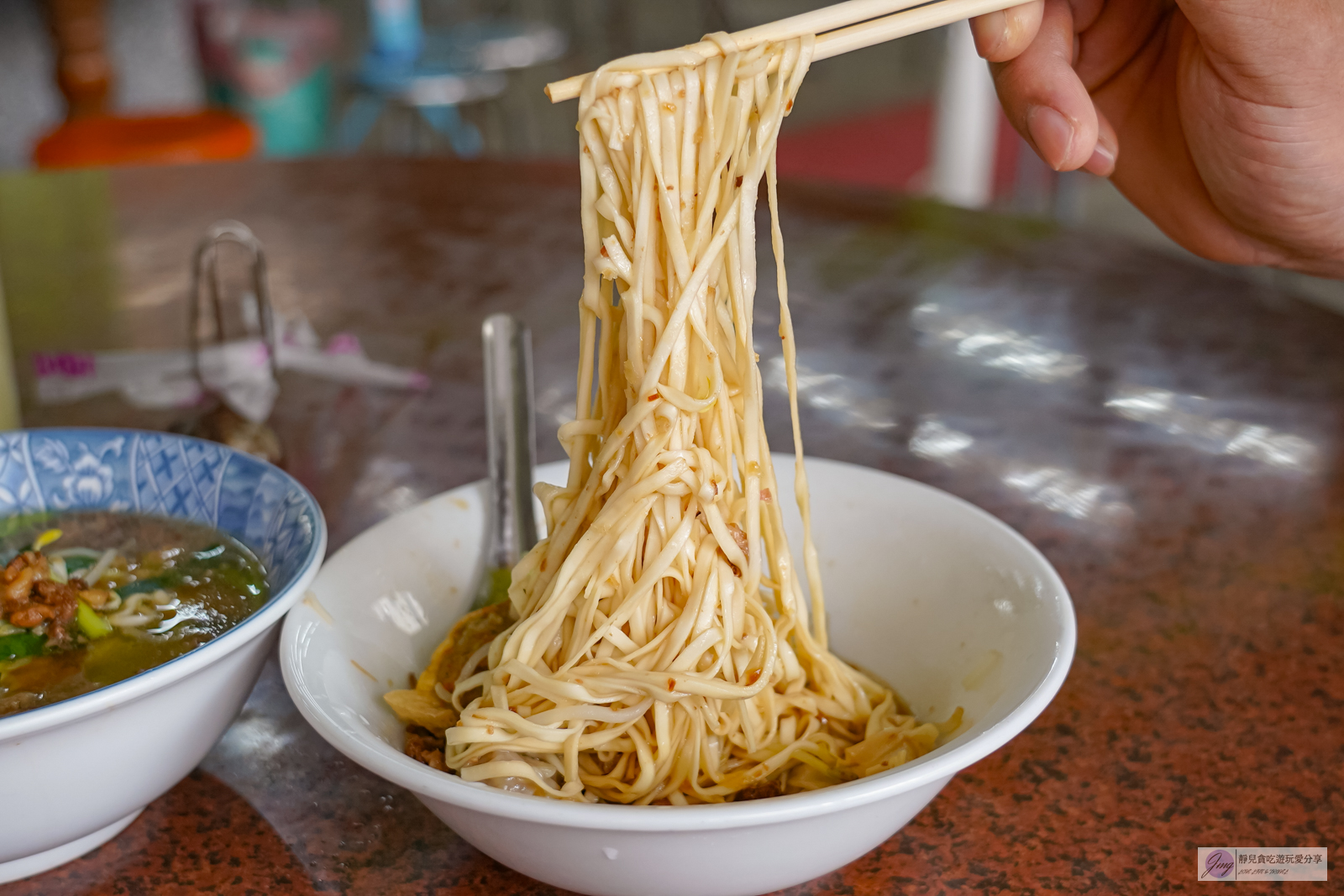 苗栗苑裡美食-便所麵-隱藏在菜市場裡！傳承第三代，在地人從小吃到大的無名麵店，餛飩乾麵配豆腐肉必點 @靜兒貪吃遊玩愛分享