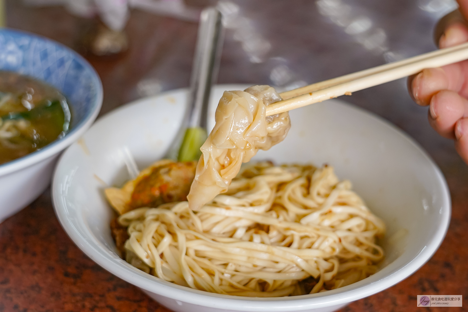 苗栗苑裡美食-便所麵-隱藏在菜市場裡！傳承第三代，在地人從小吃到大的無名麵店，餛飩乾麵配豆腐肉必點 @靜兒貪吃遊玩愛分享