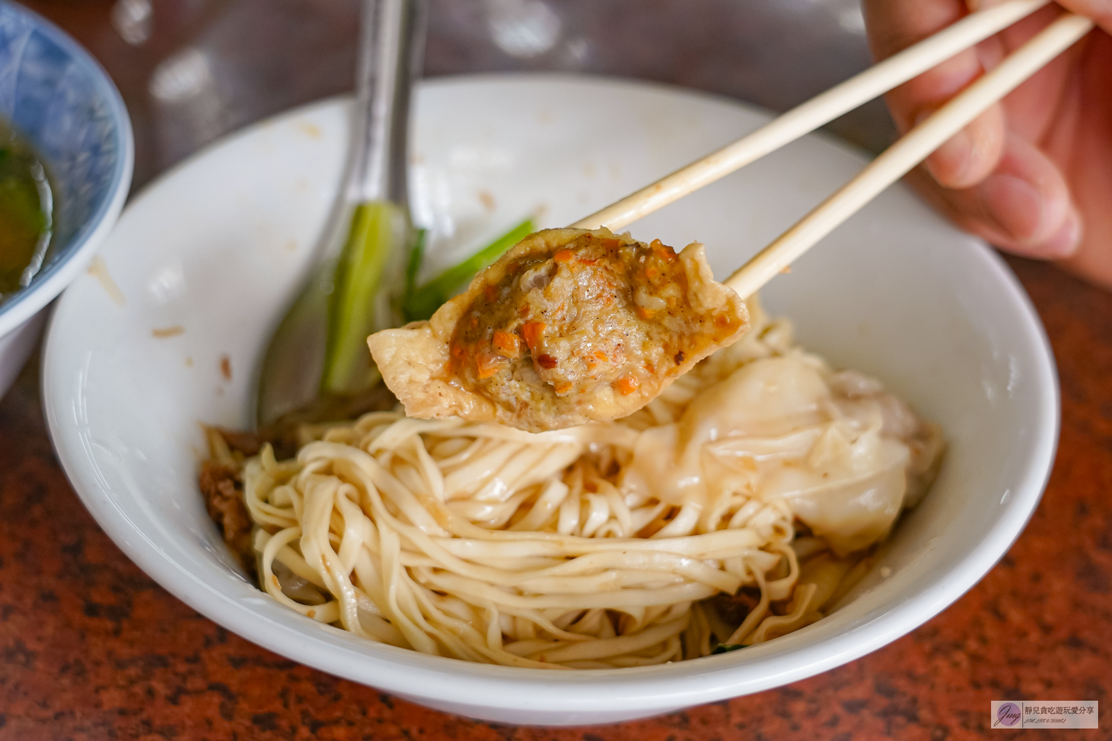 苗栗苑裡美食-便所麵-隱藏在菜市場裡！傳承第三代，在地人從小吃到大的無名麵店，餛飩乾麵配豆腐肉必點 @靜兒貪吃遊玩愛分享