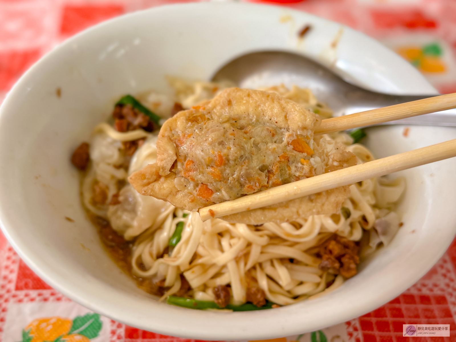 苗栗苑裡美食-便所麵-隱藏在菜市場裡！傳承第三代，在地人從小吃到大的無名麵店，餛飩乾麵配豆腐肉必點 @靜兒貪吃遊玩愛分享