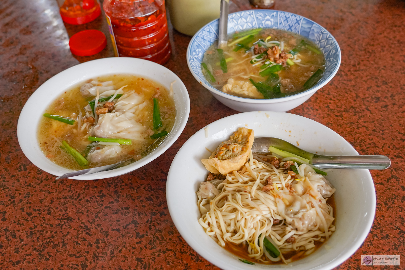 苗栗苑裡美食-便所麵-隱藏在菜市場裡！傳承第三代，在地人從小吃到大的無名麵店，餛飩乾麵配豆腐肉必點 @靜兒貪吃遊玩愛分享