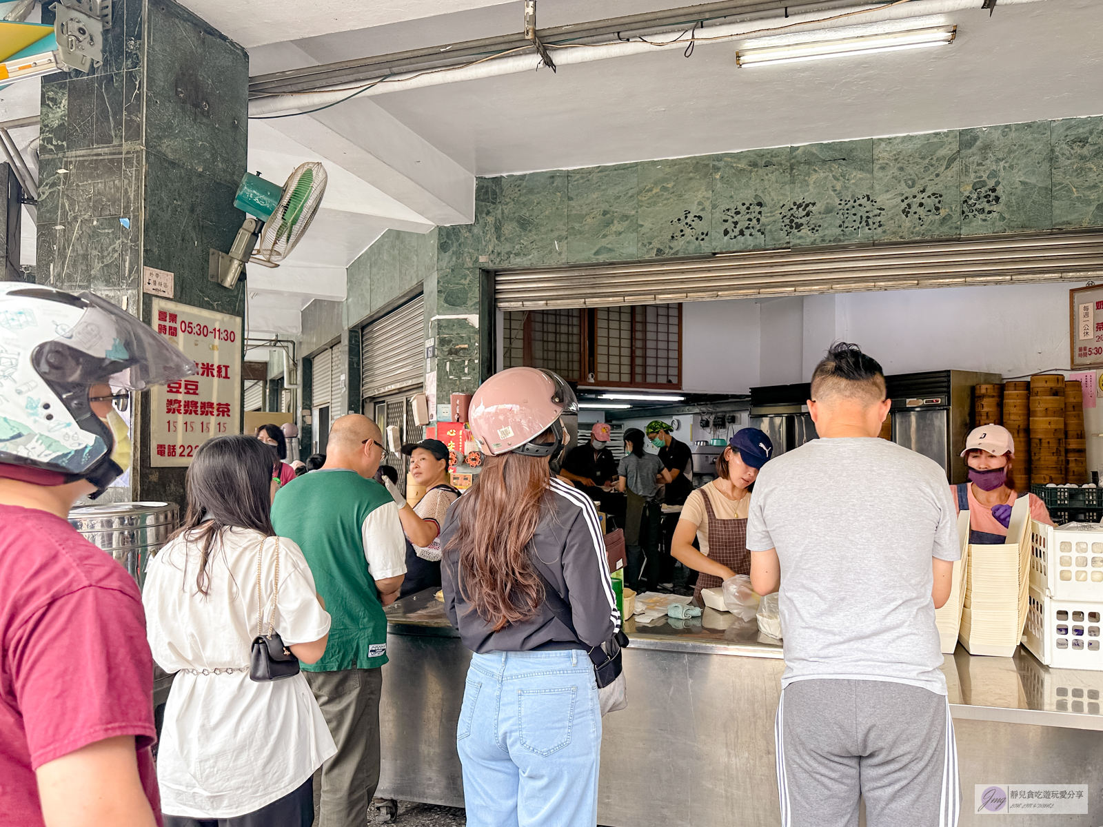 台中美食-天津苟不理湯包-沒有招牌老店！超大湯包一顆19元，在地排隊人氣美食/鄰近台中車站 @靜兒貪吃遊玩愛分享