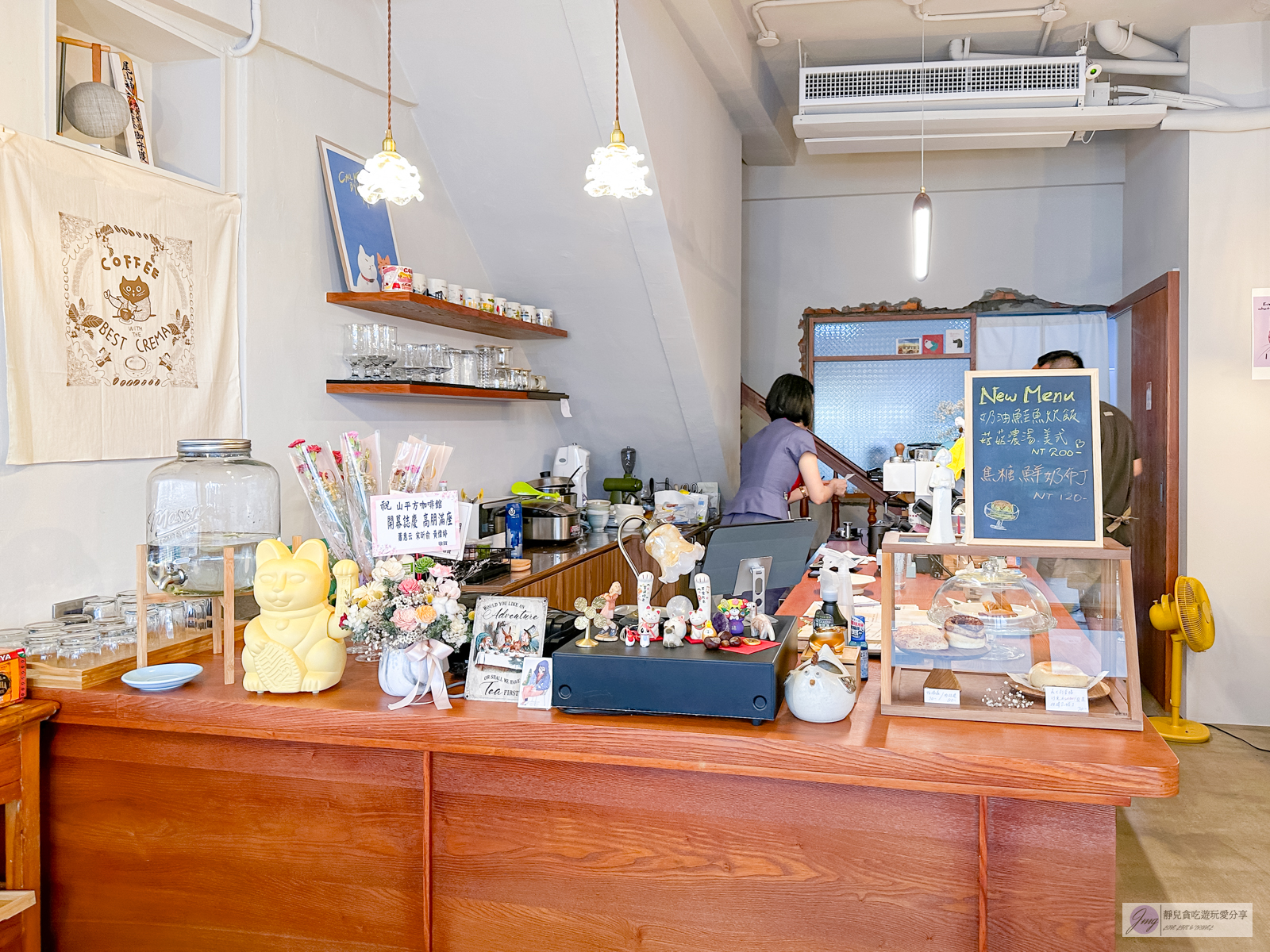 桃園美食-山平方咖啡館-隱藏在住宅巷弄內！一週只營業三天，老宅改造的日系文青風格咖啡廳，店貓超級親人可愛，寵物友善/鄰近振聲高中 @靜兒貪吃遊玩愛分享