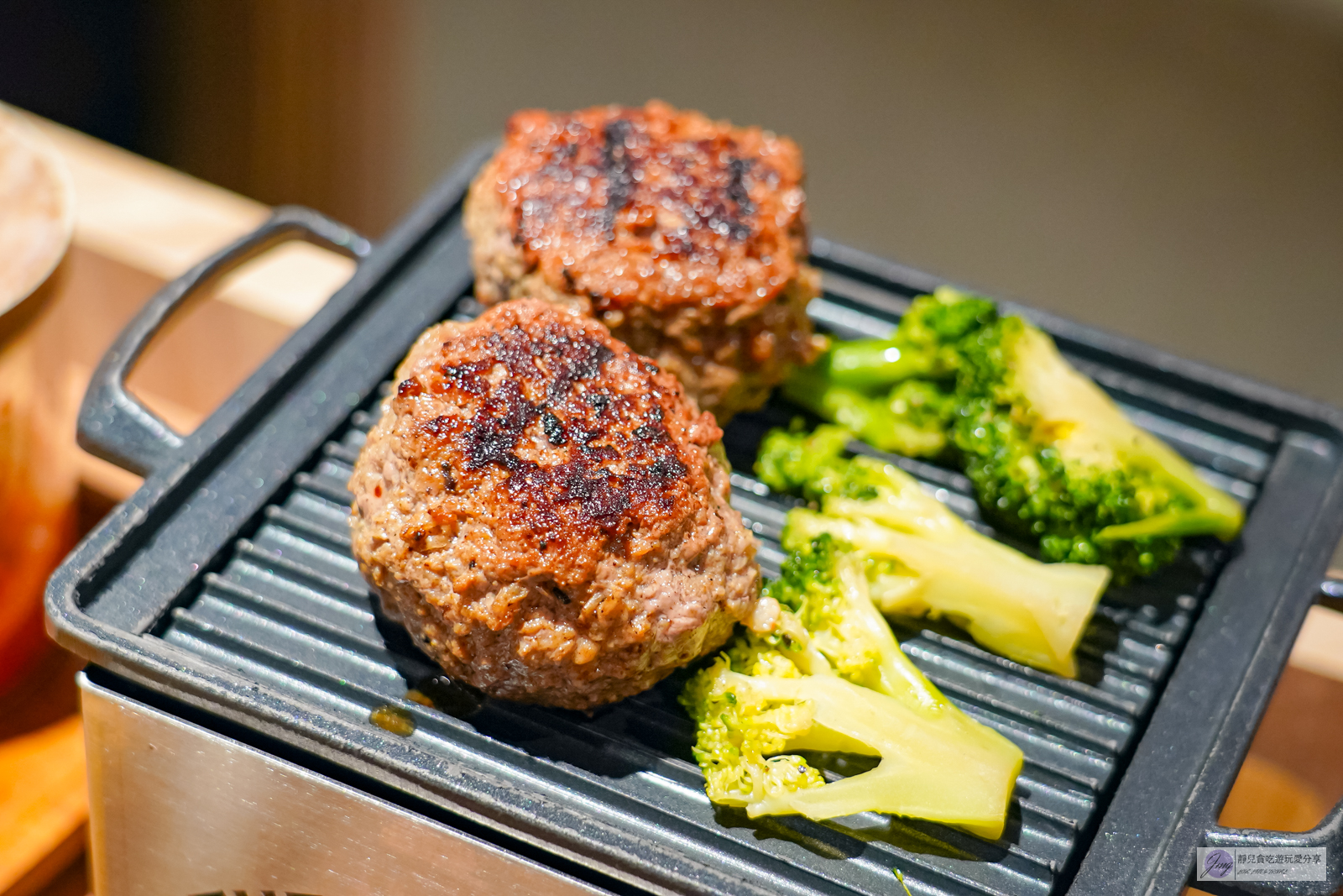 桃園大園美食-肉旨房-預約制！直火炭烤漢堡排定食，鮮蟹肉漢堡排搭配蛋黃超推，挑戰立蛋再送肉排/航棧綠洲店 @靜兒貪吃遊玩愛分享