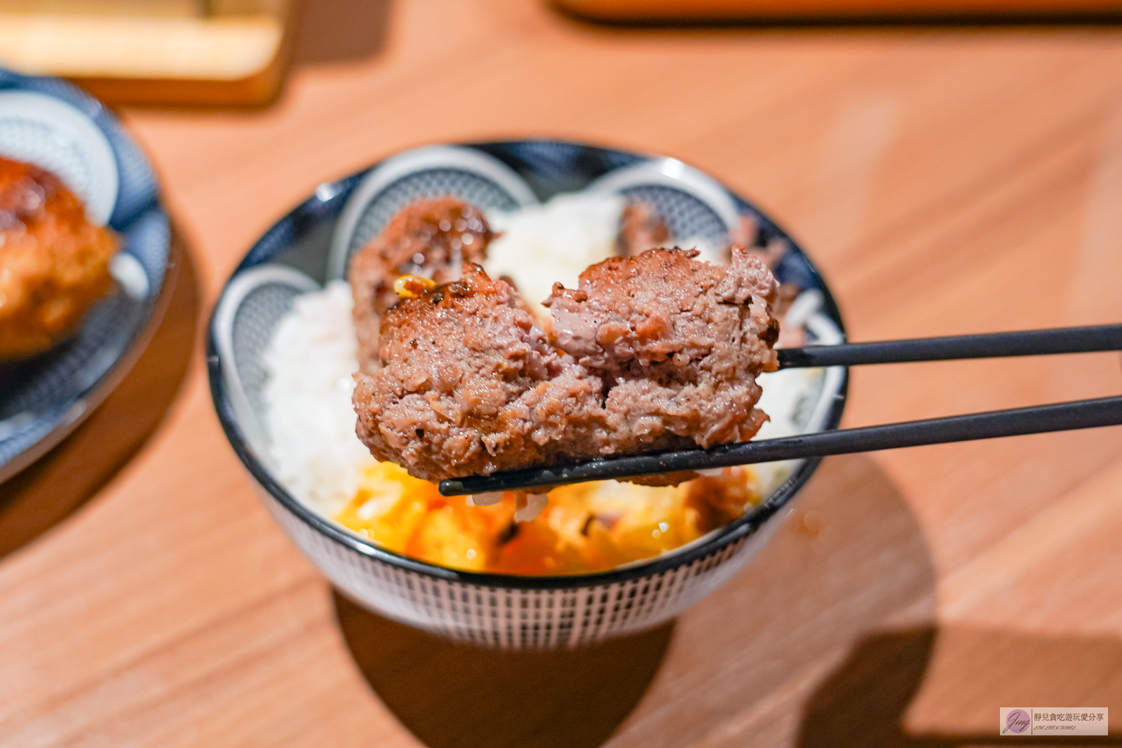 桃園大園美食-肉旨房-預約制！直火炭烤漢堡排定食，鮮蟹肉漢堡排搭配蛋黃超推，挑戰立蛋再送肉排/航棧綠洲店 @靜兒貪吃遊玩愛分享