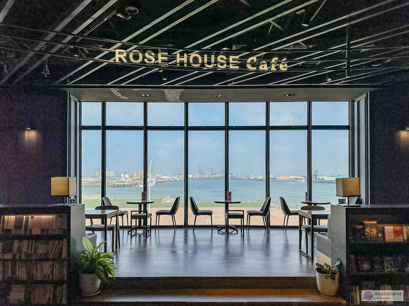 台中梧棲美食-Rose House Cafe-隱藏在書局裡！180度美景的海景咖啡廳，人氣超厚舒芙蕾必點/位於台中三井OUTLET @靜兒貪吃遊玩愛分享