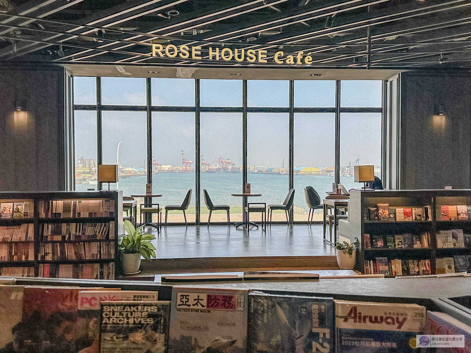 台中梧棲美食-Rose House Cafe-隱藏在書局裡！180度美景的海景咖啡廳，人氣超厚舒芙蕾必點/位於台中三井OUTLET @靜兒貪吃遊玩愛分享