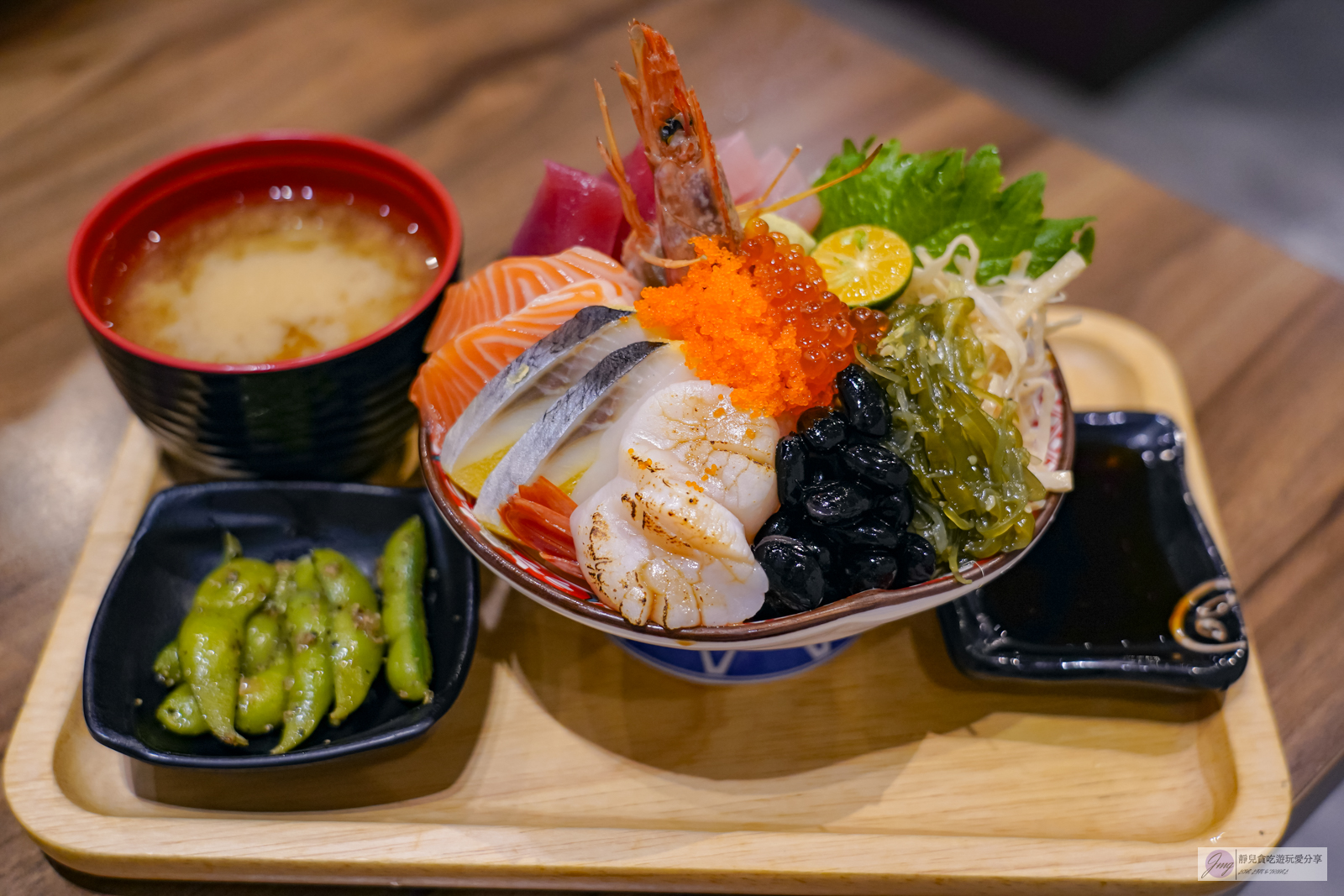 台中美食-花囍家日式料理製研所-浮誇係海鮮丼，用料真材實料，多達9種海鮮不到400元，味噌湯免費續/鄰近台中火車站 @靜兒貪吃遊玩愛分享