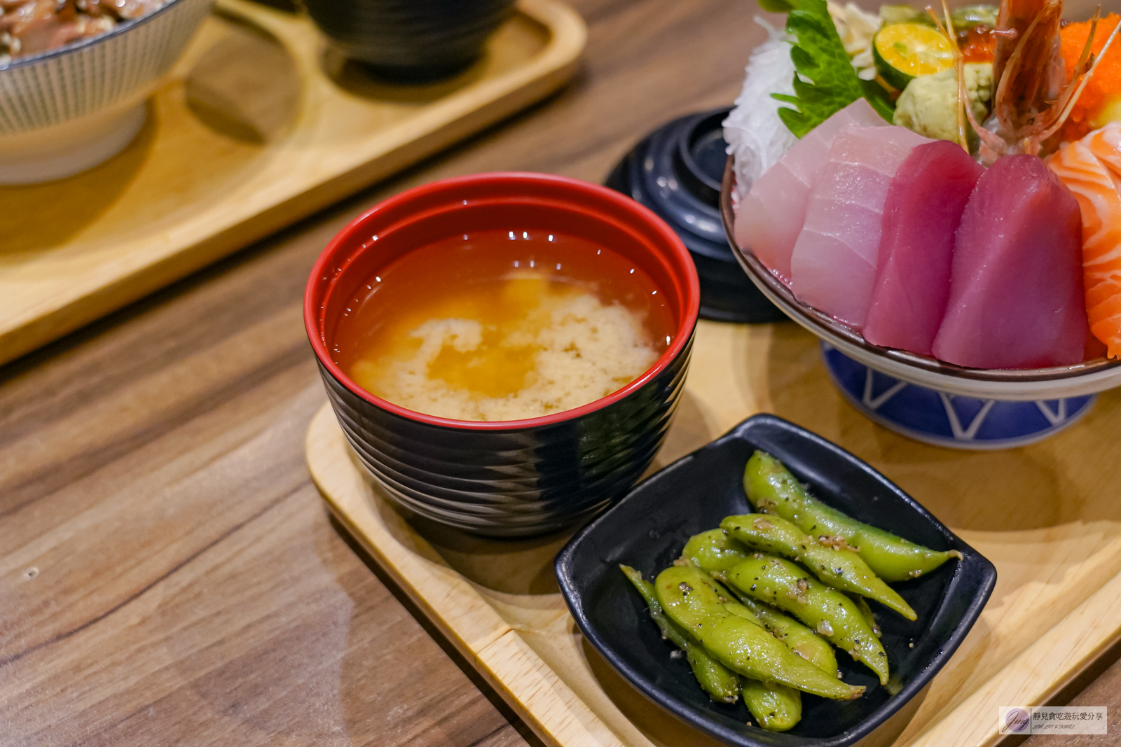 台中美食-花囍家日式料理製研所-浮誇係海鮮丼，用料真材實料，多達9種海鮮不到400元，味噌湯免費續/鄰近台中火車站 @靜兒貪吃遊玩愛分享