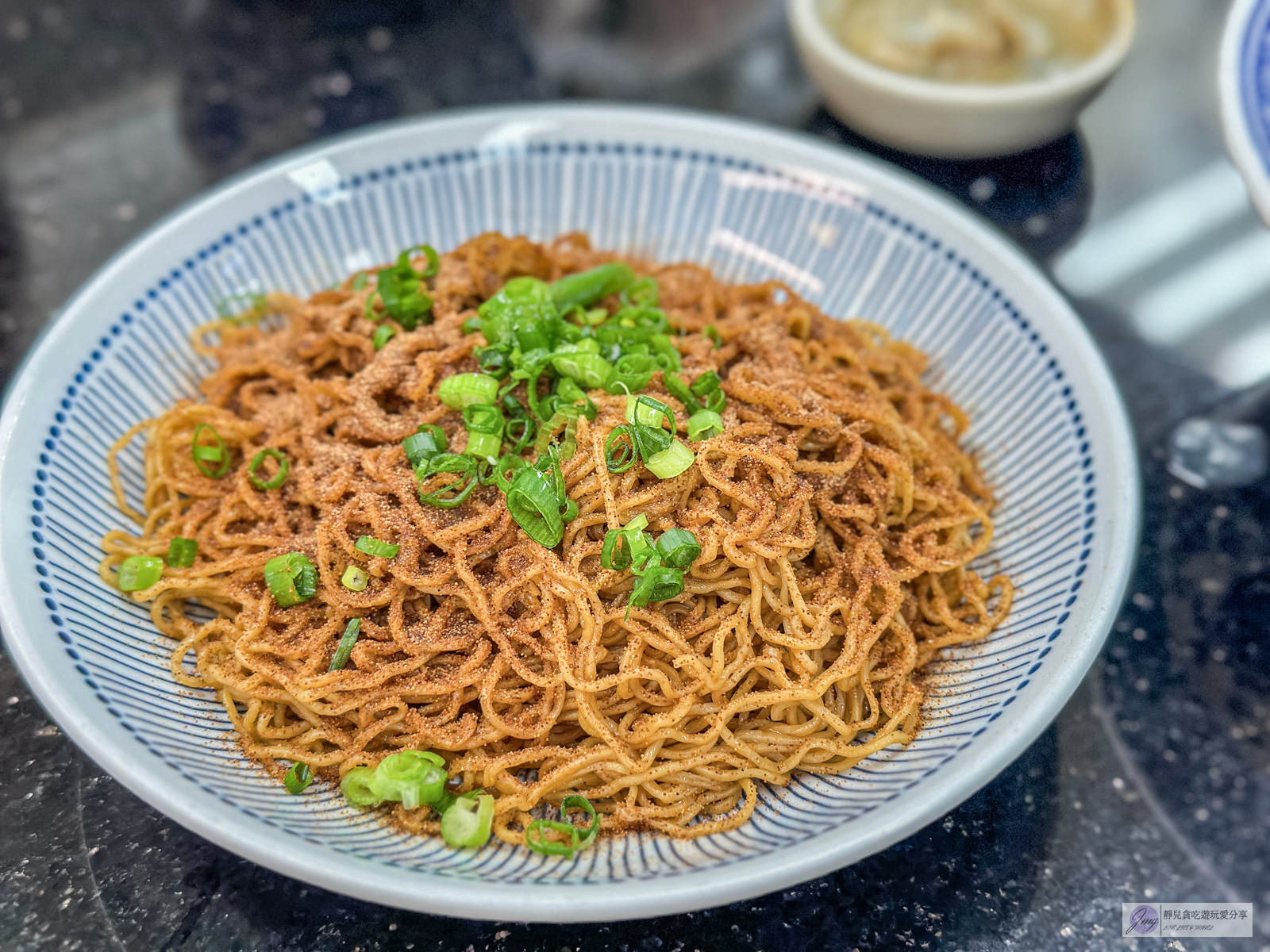 澳門美食-六記粥麵-藏在巷弄裡！在地79年人氣老店，鮮美水蟹粥、蝦子撈麵，米其林必比登推薦美食 @靜兒貪吃遊玩愛分享