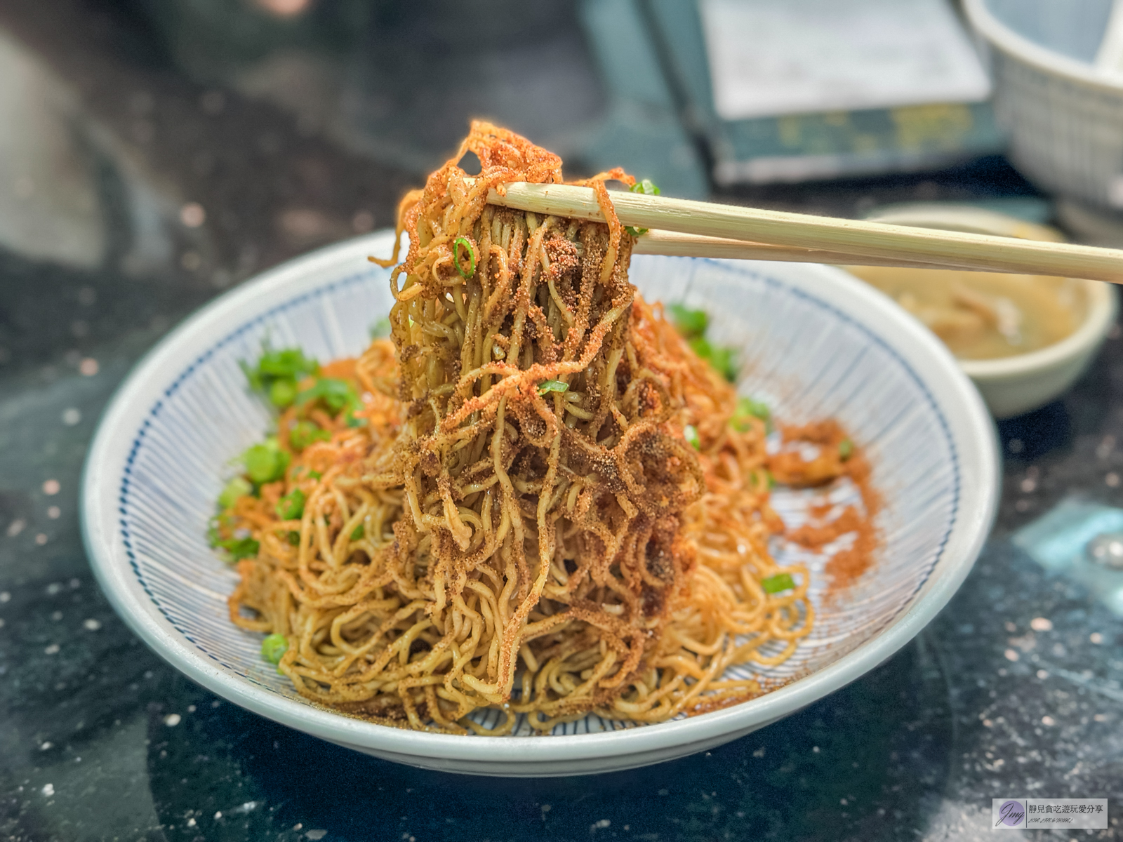 澳門美食-六記粥麵-藏在巷弄裡！在地79年人氣老店，鮮美水蟹粥、蝦子撈麵，米其林必比登推薦美食 @靜兒貪吃遊玩愛分享