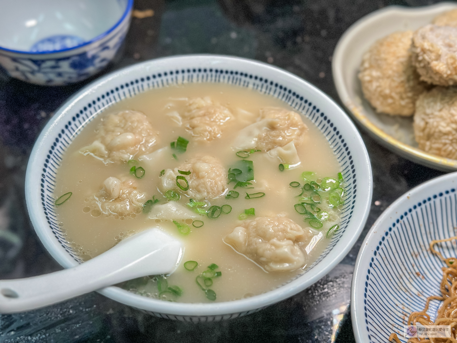 澳門美食-六記粥麵-藏在巷弄裡！在地79年人氣老店，鮮美水蟹粥、蝦子撈麵，米其林必比登推薦美食 @靜兒貪吃遊玩愛分享