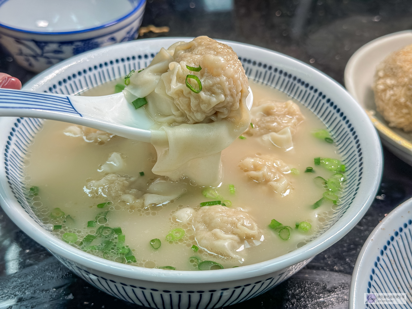 澳門美食-六記粥麵-藏在巷弄裡！在地79年人氣老店，鮮美水蟹粥、蝦子撈麵，米其林必比登推薦美食 @靜兒貪吃遊玩愛分享