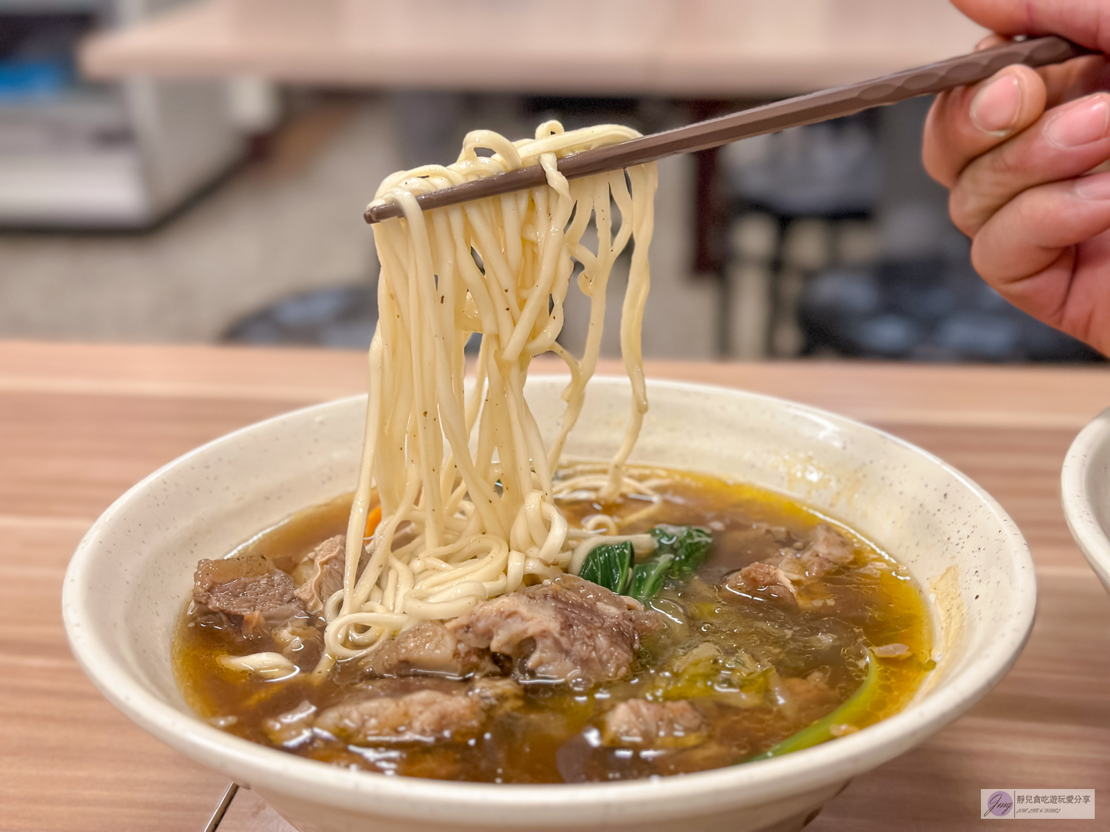 苗栗苑裡美食-九妹牛肉麵館-隱藏在60年老宅內！免費無限加牛油特製辣醬，湯頭感甜份量十足/鄰近苑裡火車站 @靜兒貪吃遊玩愛分享