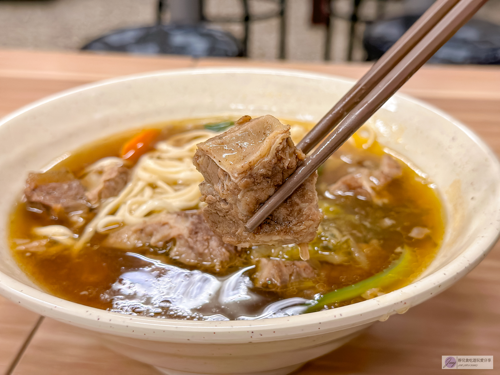 苗栗苑裡美食-九妹牛肉麵館-隱藏在60年老宅內！免費無限加牛油特製辣醬，湯頭感甜份量十足/鄰近苑裡火車站 @靜兒貪吃遊玩愛分享