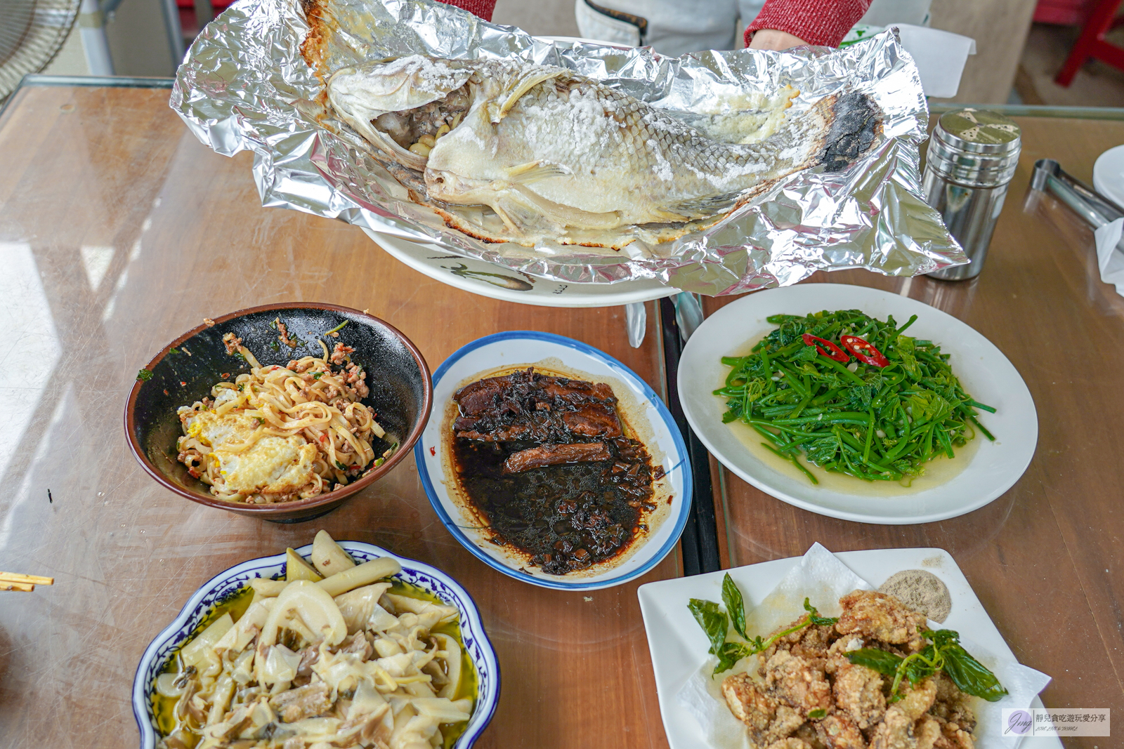 桃園龍潭美食-三步五食-隱藏在釣魚池裡的餐廳！現煮鹽烤活魚鮮嫩美味，白斬雞活魚料理需預訂 @靜兒貪吃遊玩愛分享