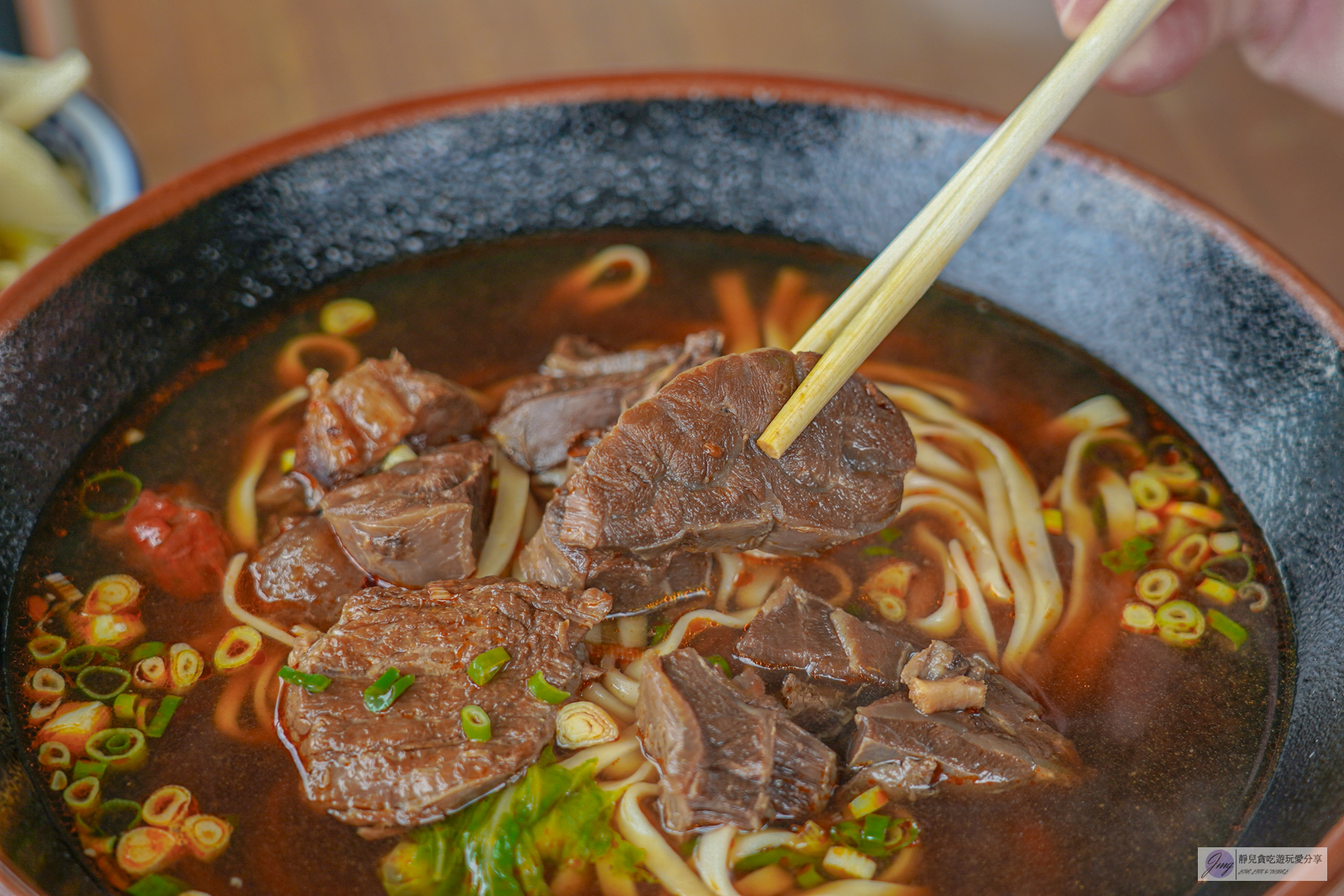 桃園龍潭美食-三步五食-隱藏在釣魚池裡的餐廳！現煮鹽烤活魚鮮嫩美味，白斬雞活魚料理需預訂 @靜兒貪吃遊玩愛分享