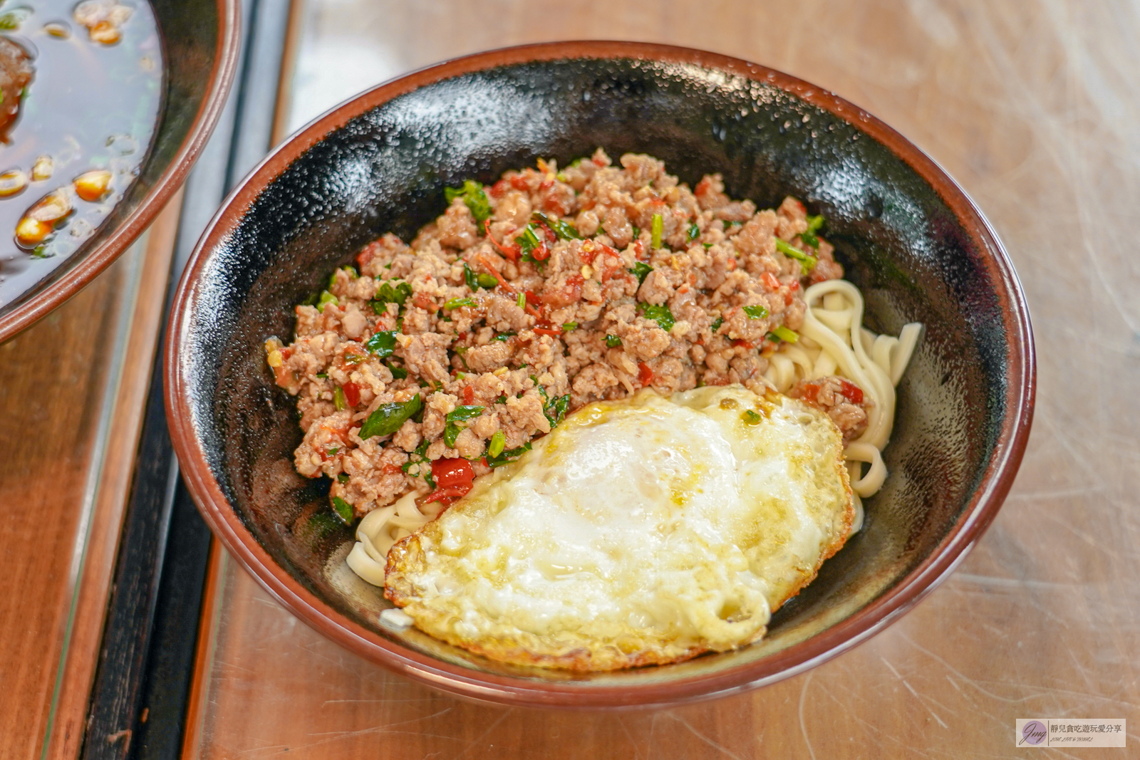 桃園龍潭美食-三步五食-隱藏在釣魚池裡的餐廳！現煮鹽烤活魚鮮嫩美味，白斬雞活魚料理需預訂 @靜兒貪吃遊玩愛分享