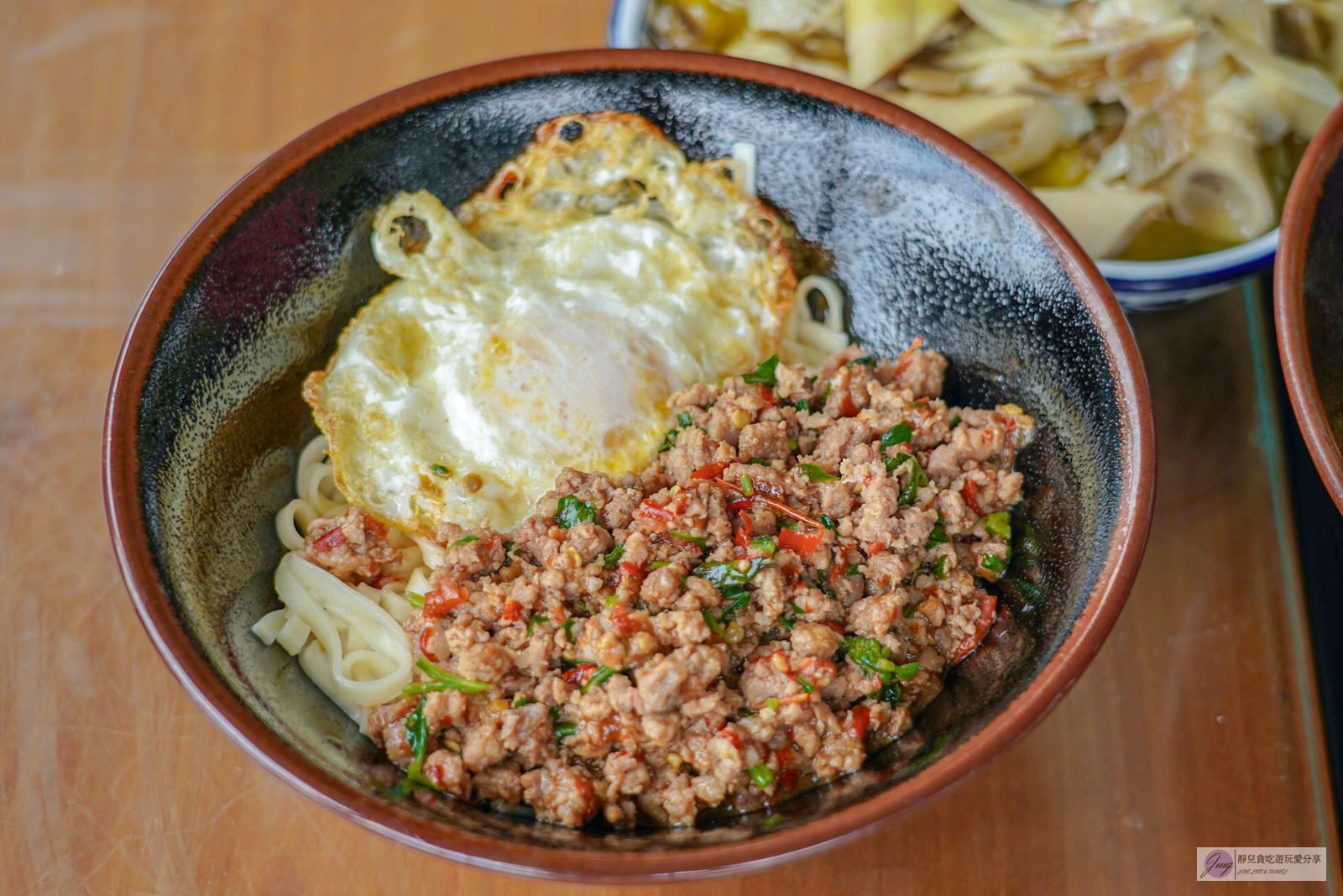 桃園龍潭美食-三步五食-隱藏在釣魚池裡的餐廳！現煮鹽烤活魚鮮嫩美味，白斬雞活魚料理需預訂 @靜兒貪吃遊玩愛分享