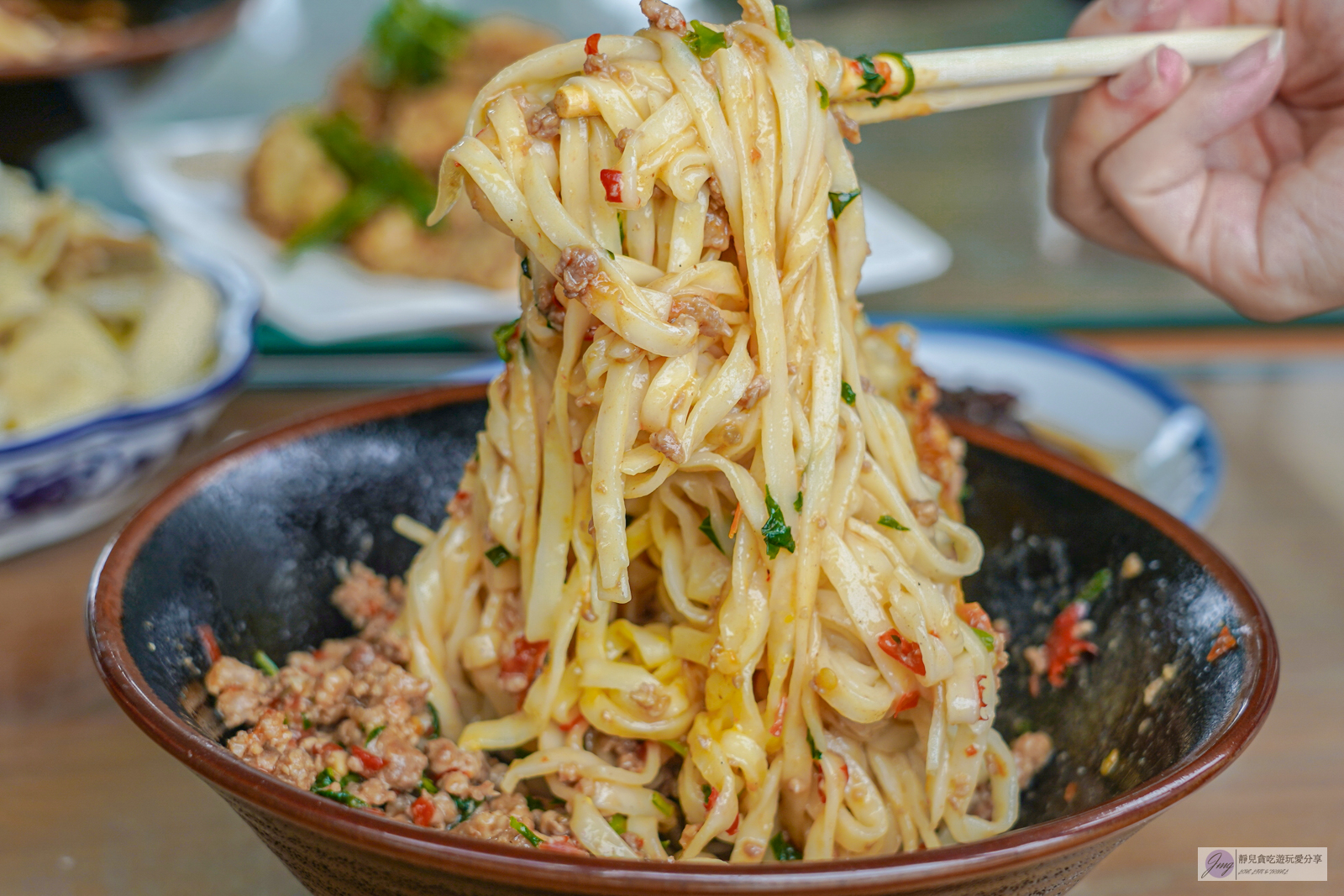 桃園龍潭美食-三步五食-隱藏在釣魚池裡的餐廳！現煮鹽烤活魚鮮嫩美味，白斬雞活魚料理需預訂 @靜兒貪吃遊玩愛分享