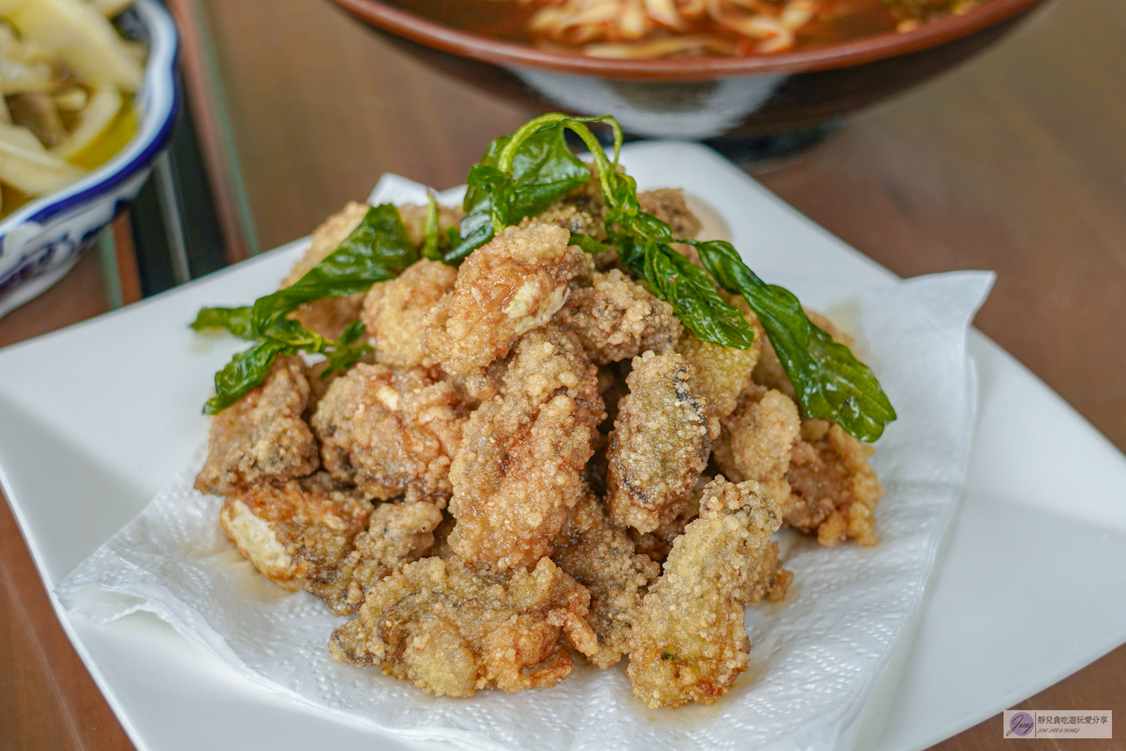 桃園龍潭美食-三步五食-隱藏在釣魚池裡的餐廳！現煮鹽烤活魚鮮嫩美味，白斬雞活魚料理需預訂 @靜兒貪吃遊玩愛分享