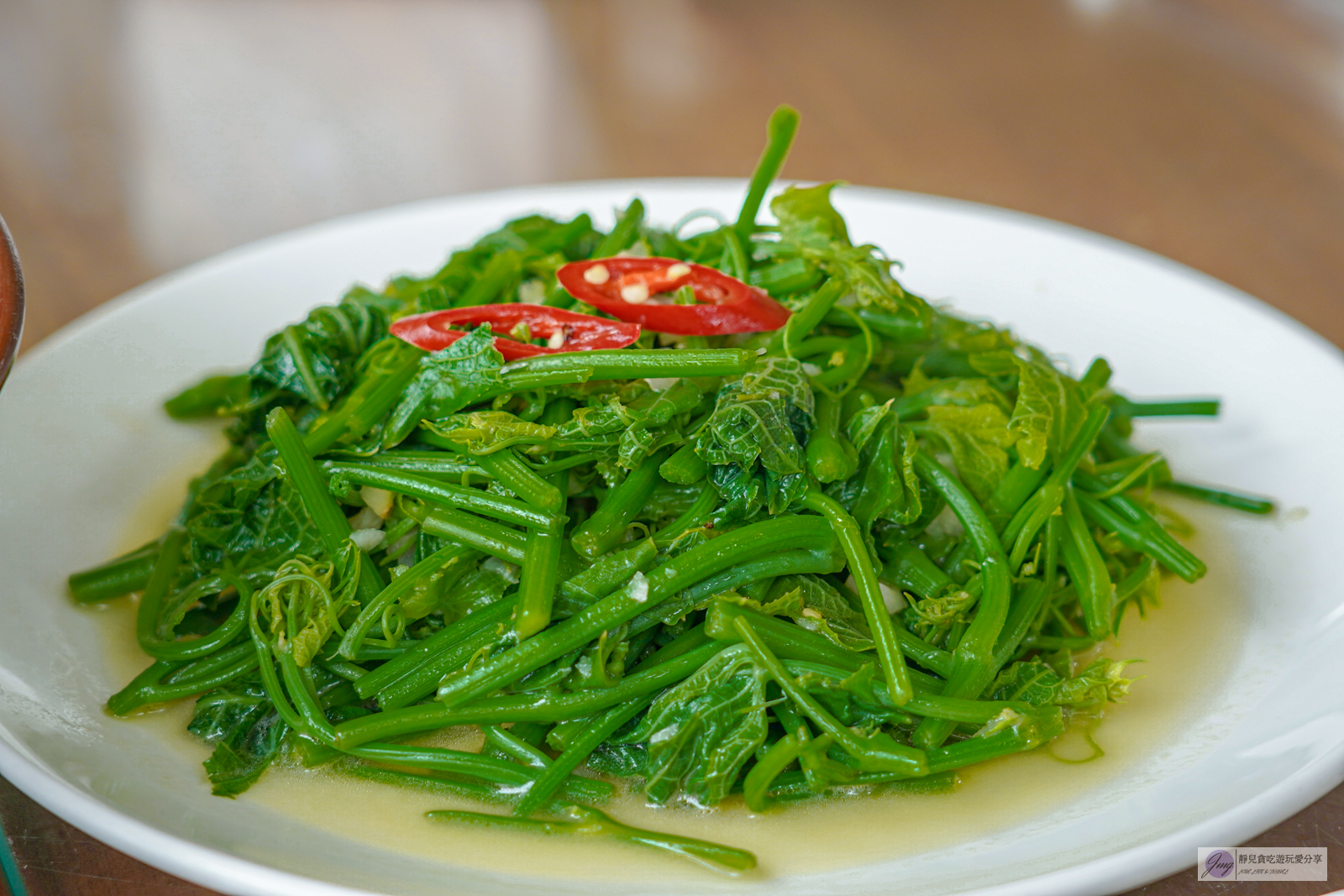 桃園龍潭美食-三步五食-隱藏在釣魚池裡的餐廳！現煮鹽烤活魚鮮嫩美味，白斬雞活魚料理需預訂 @靜兒貪吃遊玩愛分享