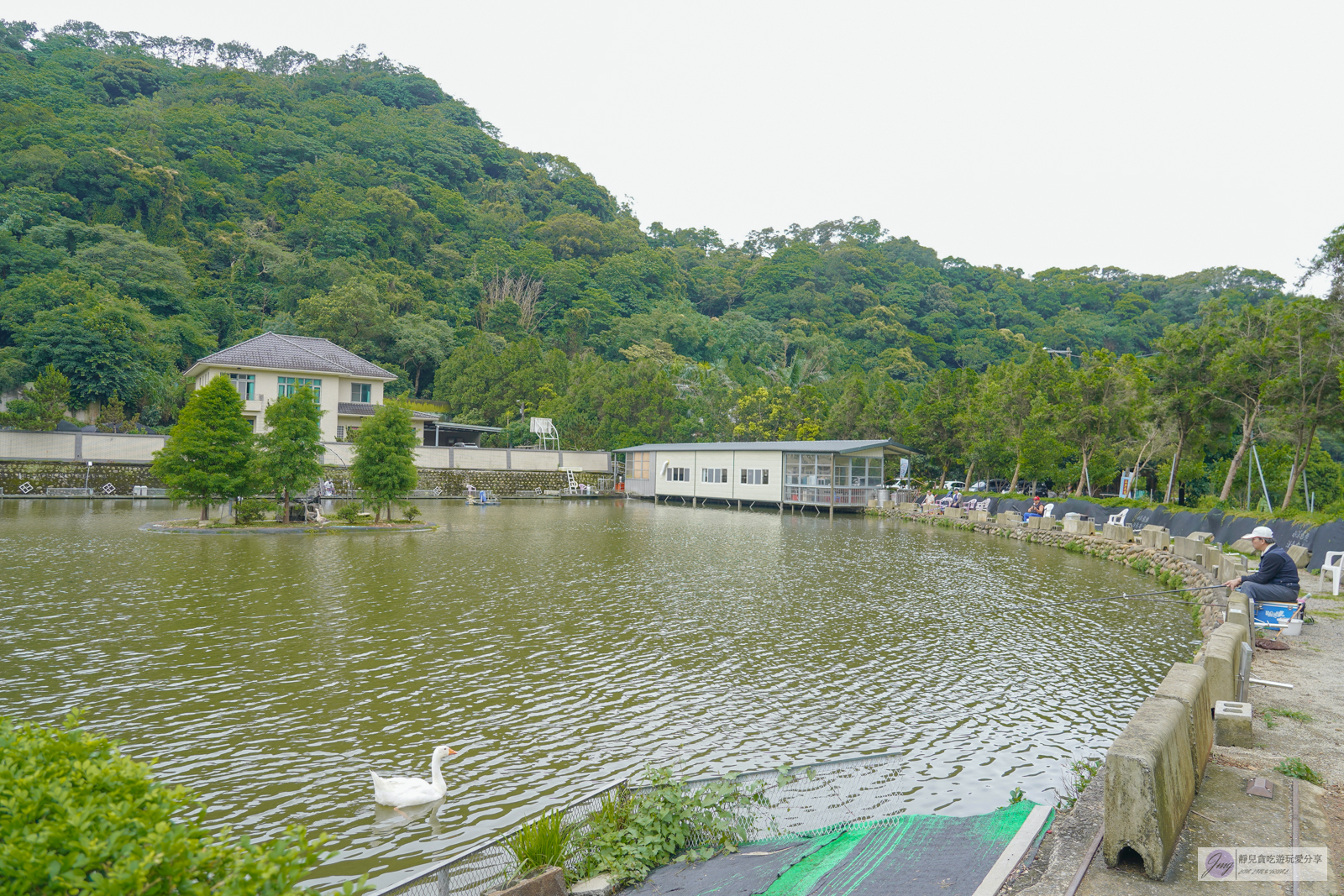 桃園龍潭美食-三步五食-隱藏在釣魚池裡的餐廳！現煮鹽烤活魚鮮嫩美味，白斬雞活魚料理需預訂 @靜兒貪吃遊玩愛分享