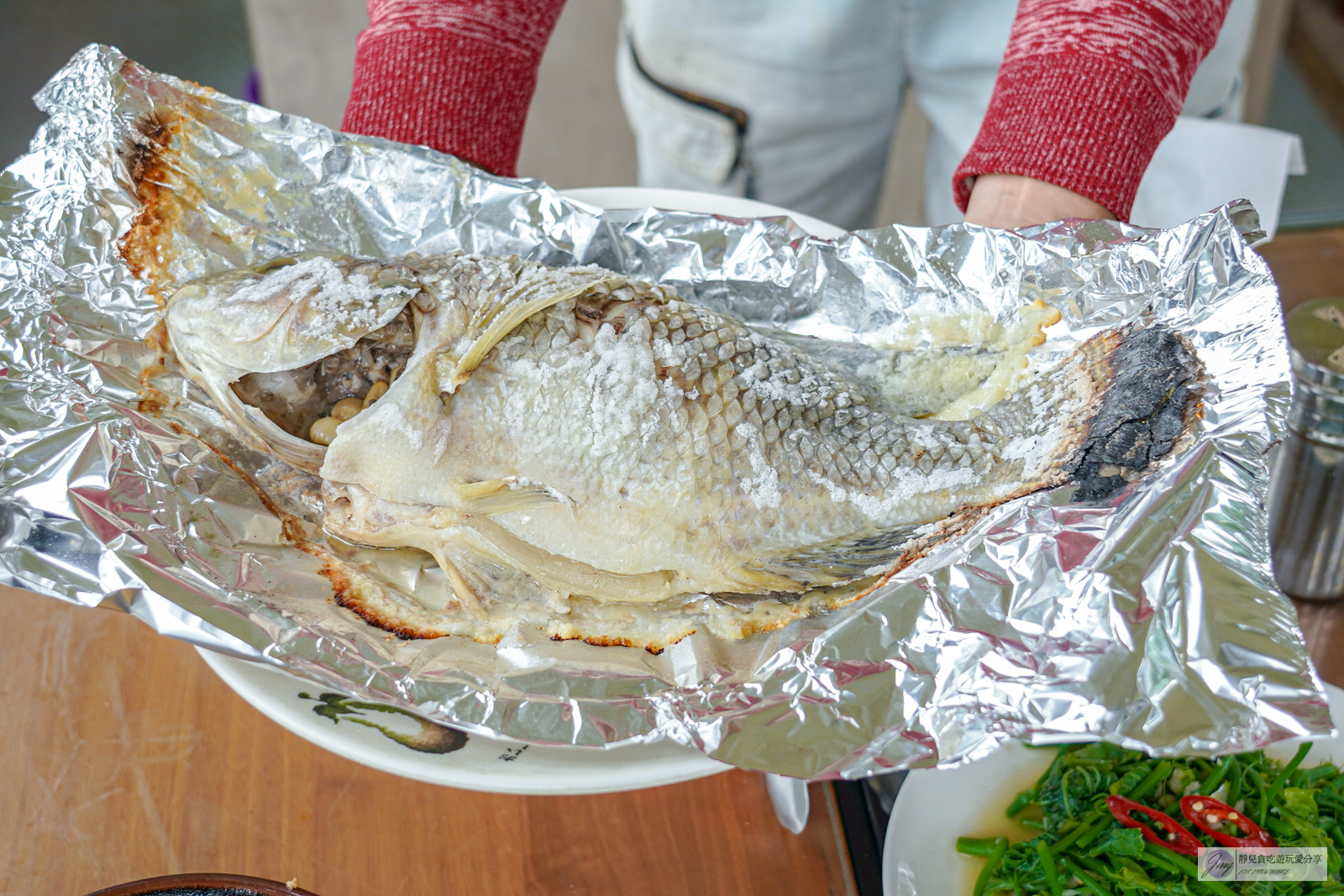 桃園龍潭美食-三步五食-隱藏在釣魚池裡的餐廳！現煮鹽烤活魚鮮嫩美味，白斬雞活魚料理需預訂 @靜兒貪吃遊玩愛分享