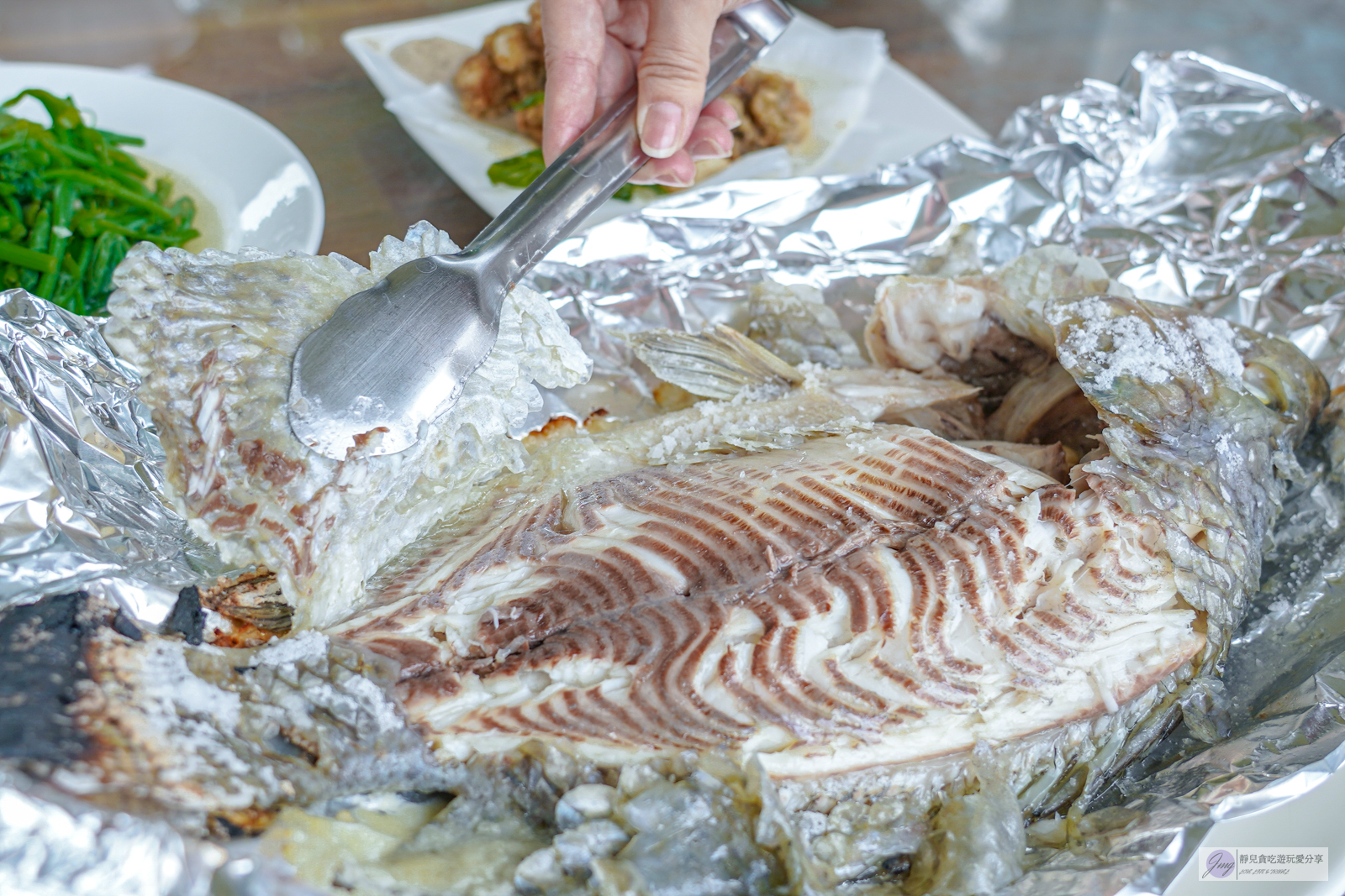 桃園龍潭美食-三步五食-隱藏在釣魚池裡的餐廳！現煮鹽烤活魚鮮嫩美味，白斬雞活魚料理需預訂 @靜兒貪吃遊玩愛分享