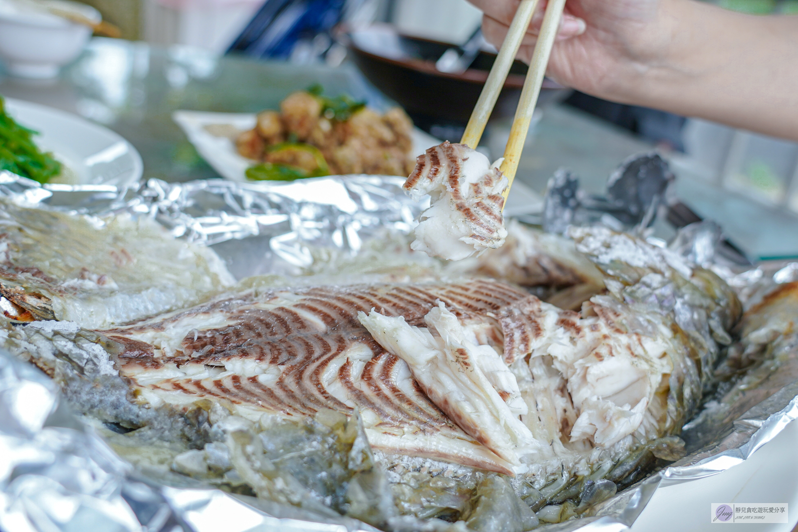 桃園龍潭美食-三步五食-隱藏在釣魚池裡的餐廳！現煮鹽烤活魚鮮嫩美味，白斬雞活魚料理需預訂 @靜兒貪吃遊玩愛分享