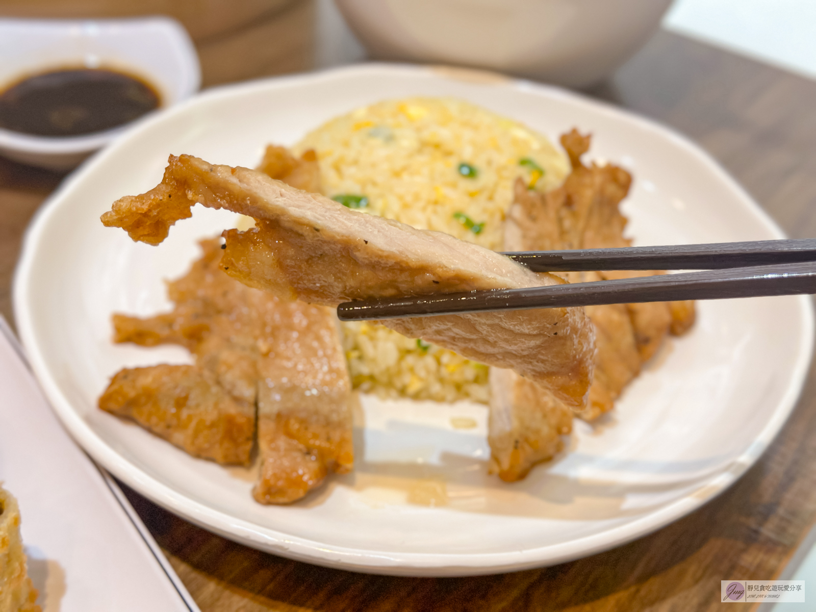 桃園美食-老張麵食館-隱身在巷弄內！沒有賣麵條的麵食館，傳承三代，現桿現煎餅皮超香，紅趜蝦仁水餃、排骨蛋炒飯也超熱門 @靜兒貪吃遊玩愛分享