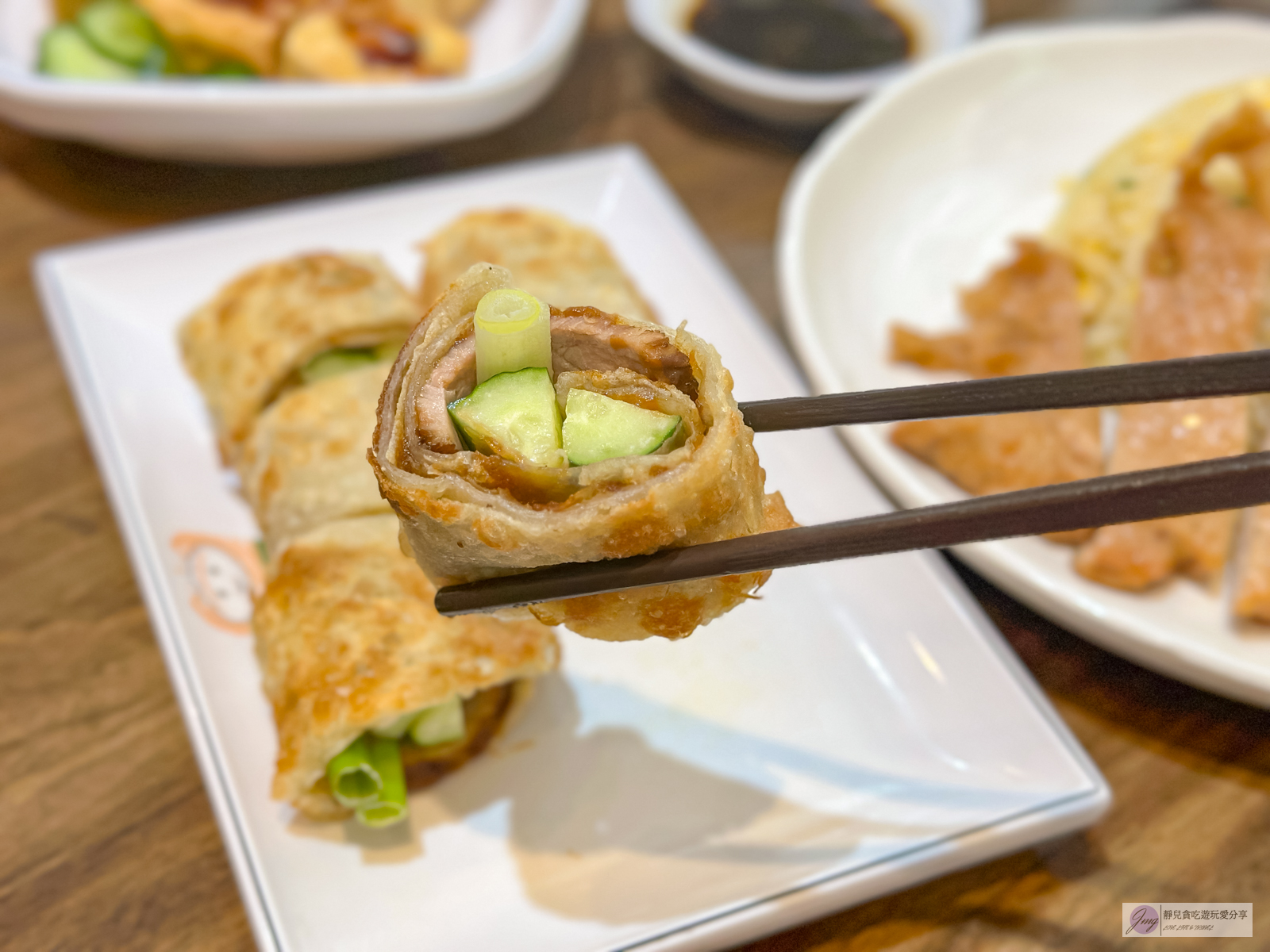 桃園美食-老張麵食館-隱身在巷弄內！沒有賣麵條的麵食館，傳承三代，現桿現煎餅皮超香，紅趜蝦仁水餃、排骨蛋炒飯也超熱門 @靜兒貪吃遊玩愛分享