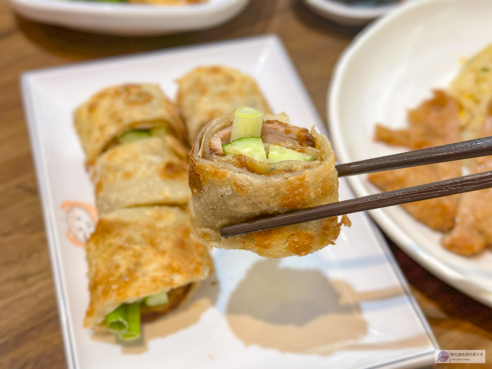 桃園美食-老張麵食館-隱身在巷弄內！沒有賣麵條的麵食館，傳承三代，現桿現煎餅皮超香，紅趜蝦仁水餃、排骨蛋炒飯也超熱門 @靜兒貪吃遊玩愛分享