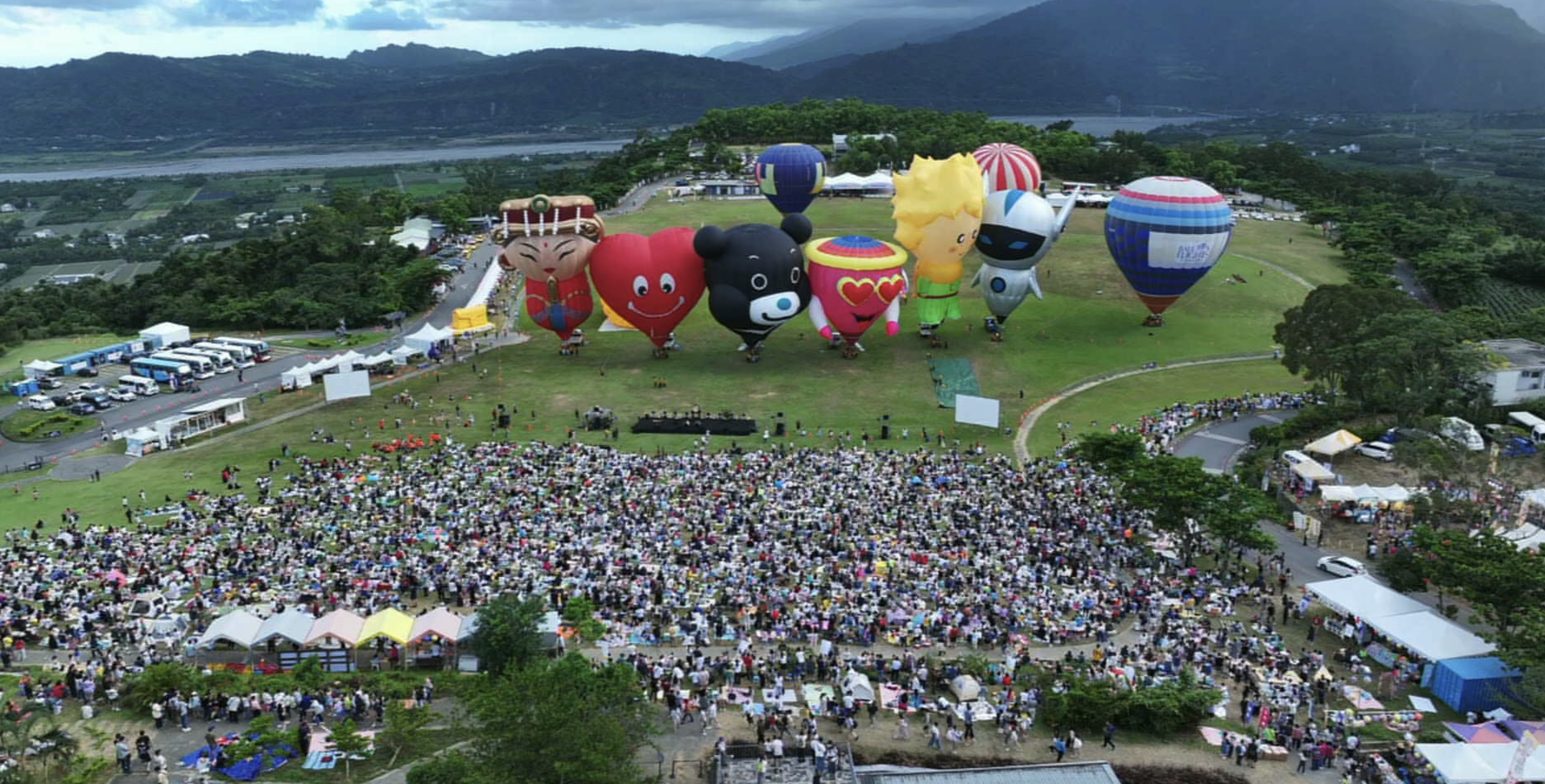 台東景點-鹿野高台-2024臺灣國際熱氣球嘉年華-Hello Kitty50週年無人機煙火秀，光雕音樂會卡司，熱氣球繫留體驗，接駁車資訊，最佳觀賞點 @靜兒貪吃遊玩愛分享