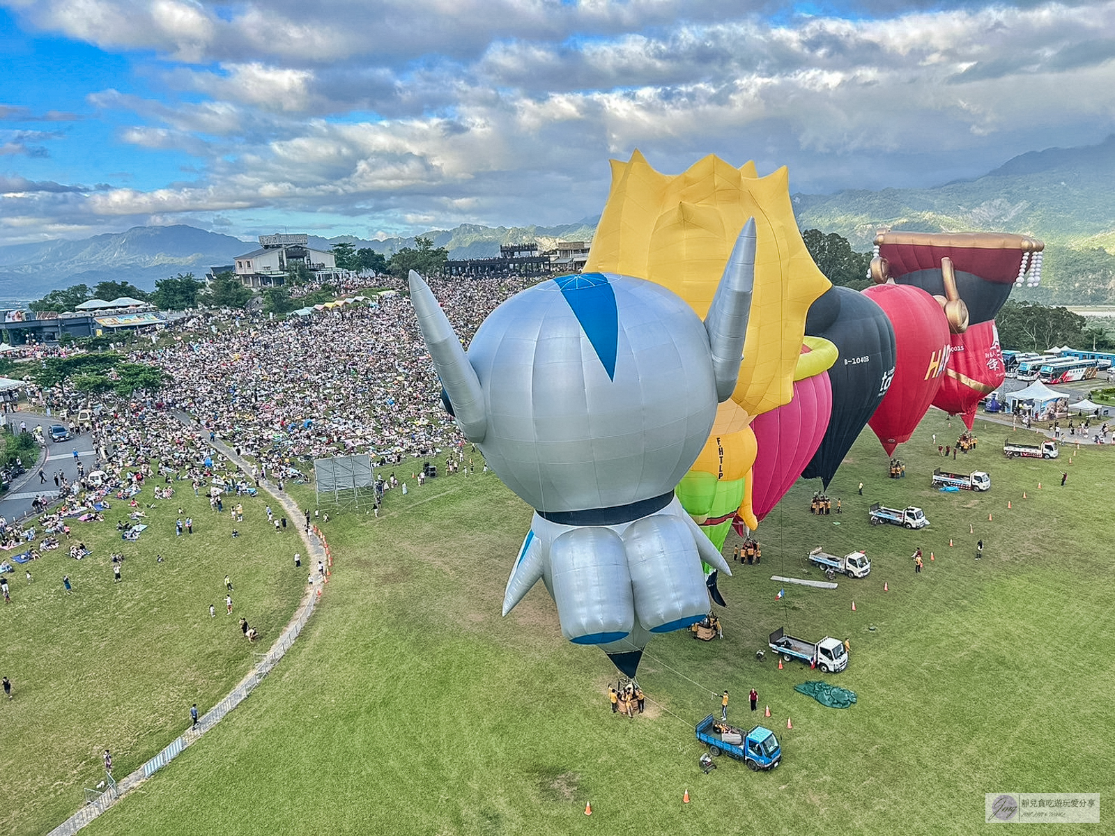 台東景點-鹿野高台-2024臺灣國際熱氣球嘉年華-Hello Kitty50週年無人機煙火秀，光雕音樂會卡司，熱氣球繫留體驗，接駁車資訊，最佳觀賞點 @靜兒貪吃遊玩愛分享