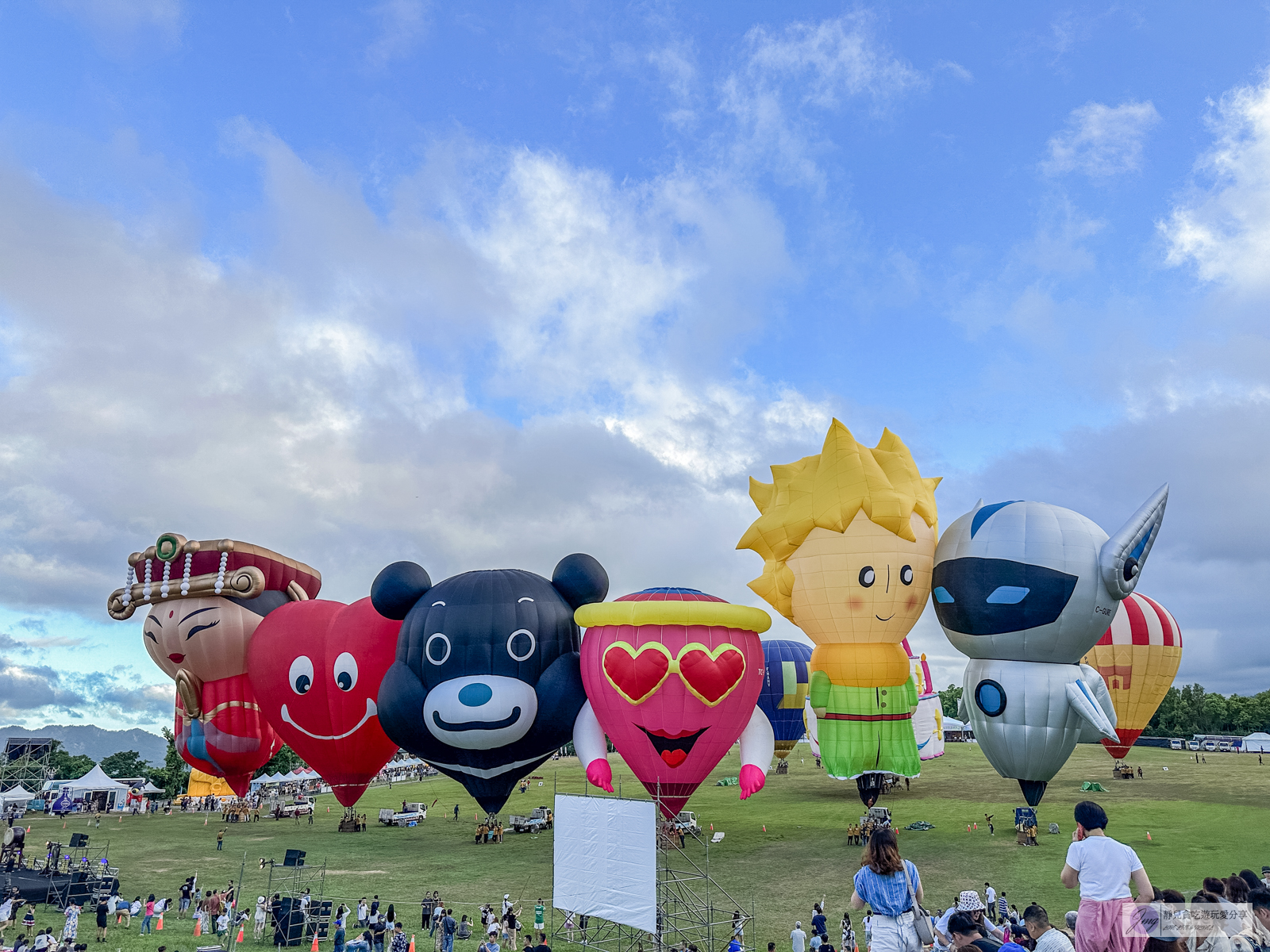 台東景點-鹿野高台-2024臺灣國際熱氣球嘉年華-Hello Kitty50週年無人機煙火秀，光雕音樂會卡司，熱氣球繫留體驗，接駁車資訊，最佳觀賞點 @靜兒貪吃遊玩愛分享