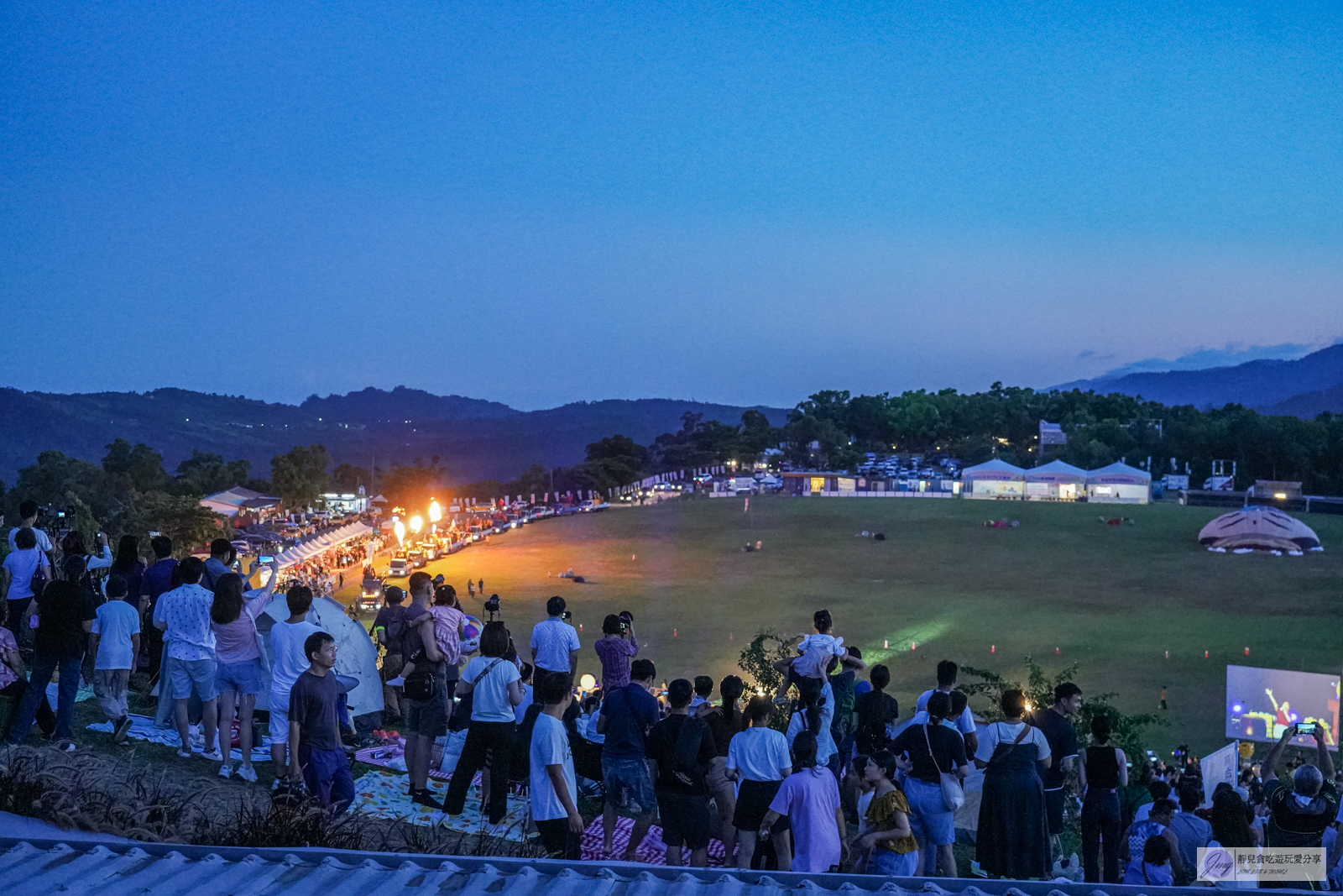 台東景點-鹿野高台-2024臺灣國際熱氣球嘉年華-Hello Kitty50週年無人機煙火秀，光雕音樂會卡司，熱氣球繫留體驗，接駁車資訊，最佳觀賞點 @靜兒貪吃遊玩愛分享